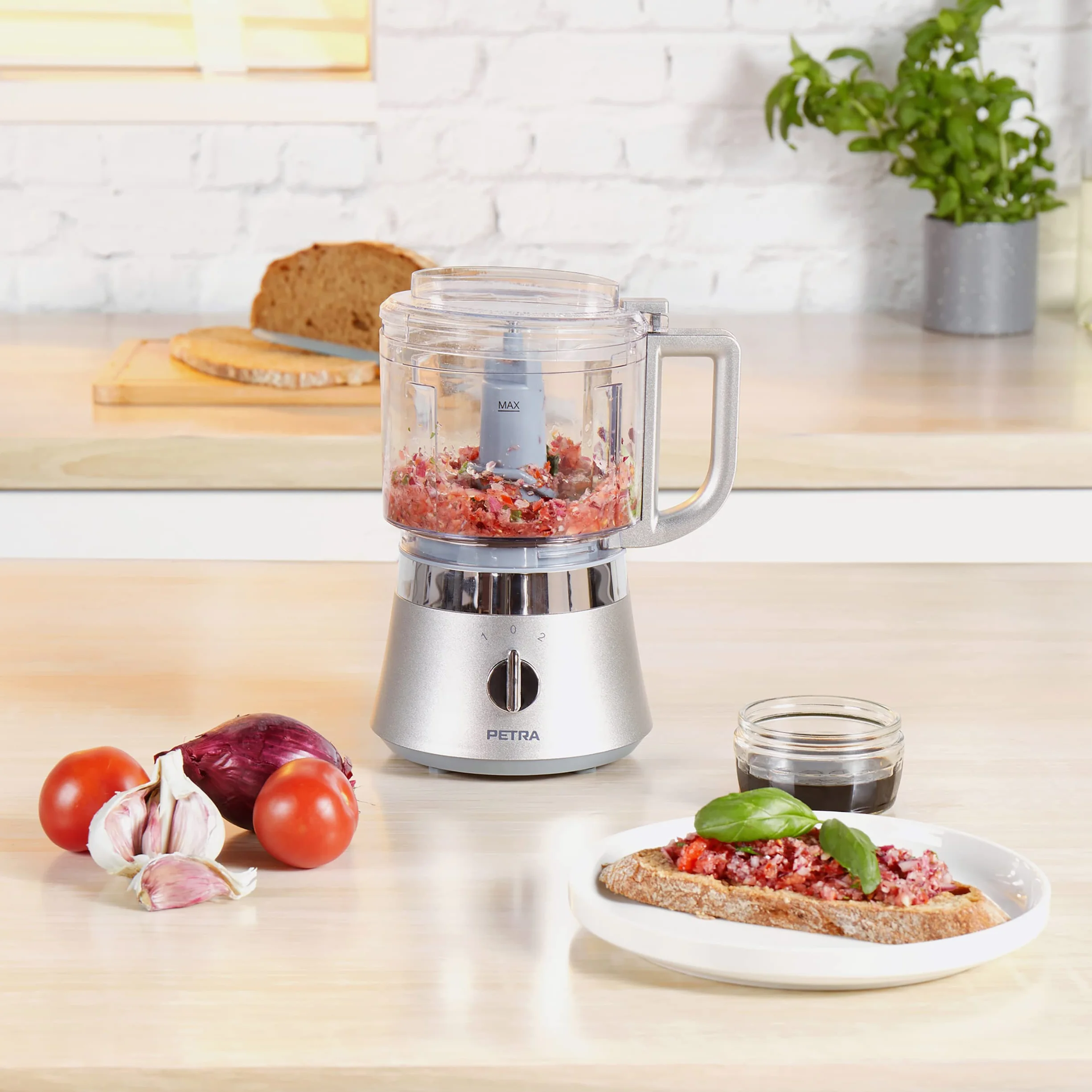 Petra PT5114VDEEU7 Kompaktowy kuchenny robot wielofunkcyjny, 500 ml, 2 predkosci, ostrza ze stali nierdzewnej, otwór w pokrywce, konstrukcja ulatwiajaca czyszczenie, sieka salaki/warzywa, 400 W