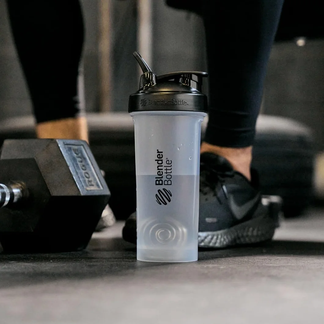 BlenderBottle Klasyczna butelka Shaker V2 z kulką ze stali nierdzewnej, idealna do koktajli proteinowych, nadaje się do mycia w zmywarce, 830 ml, przezroczysta/czarna