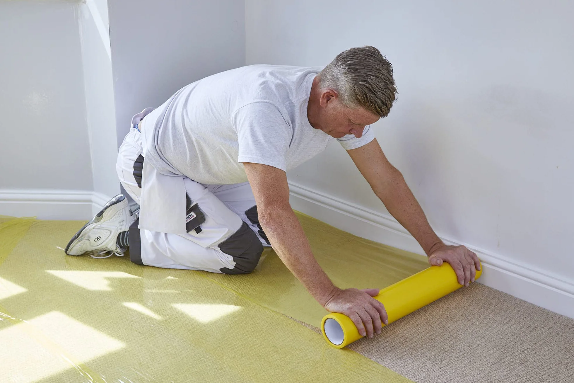 ProDec Carpet Protector Roll - Mocny samoprzylepny plastikowy ochraniacz na dywan, w pełni wodoodporny, wytrzymały ochraniacz na schody, przezroczysty plastikowy ochraniacz na podłogę z lepkim spodem