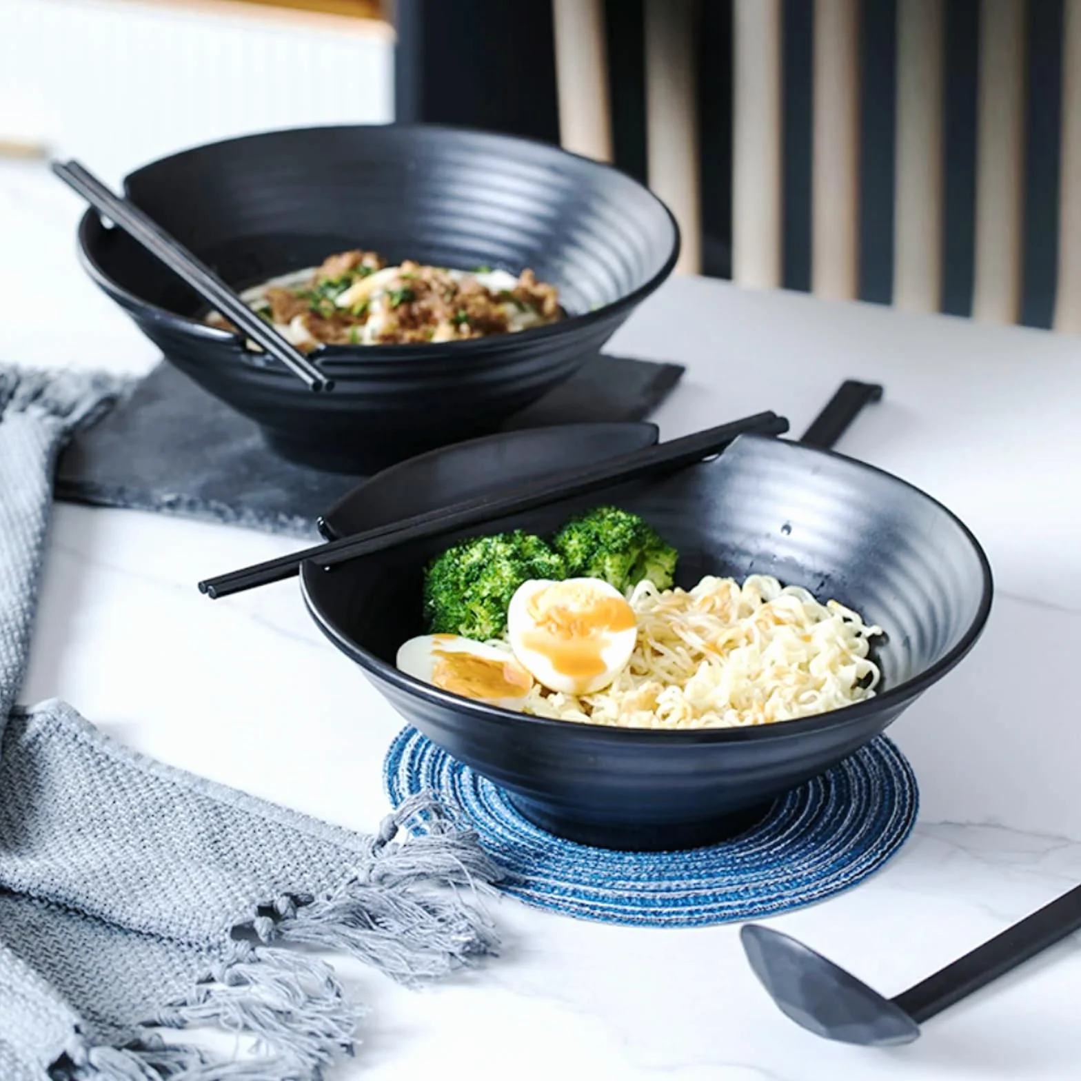Zestaw 2 Japońskich Misek do Ramenu, 1000 ml, Klasy Premium, Antypoślizgowe Miseczki z Łyżeczką i Pałeczkami, Azjatyckie Naczynia do Makaronu i Udon