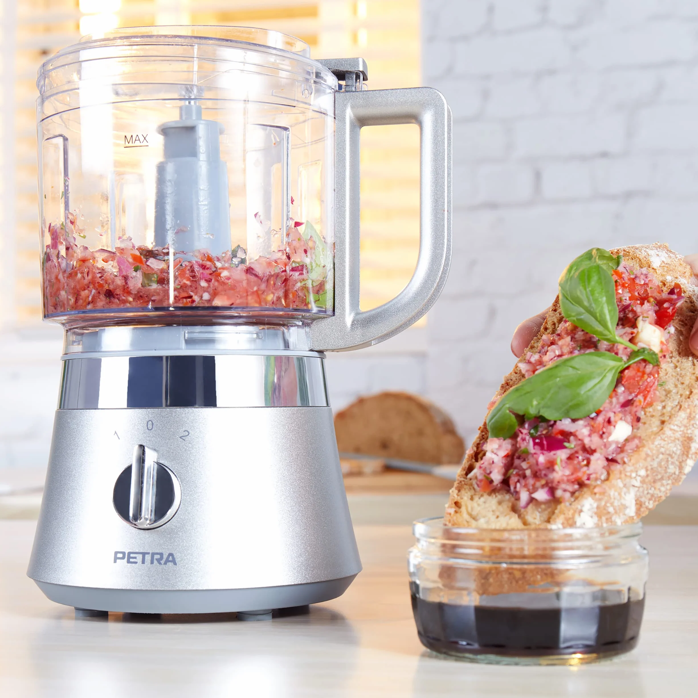 Petra PT5114VDEEU7 Kompaktowy kuchenny robot wielofunkcyjny, 500 ml, 2 predkosci, ostrza ze stali nierdzewnej, otwór w pokrywce, konstrukcja ulatwiajaca czyszczenie, sieka salaki/warzywa, 400 W