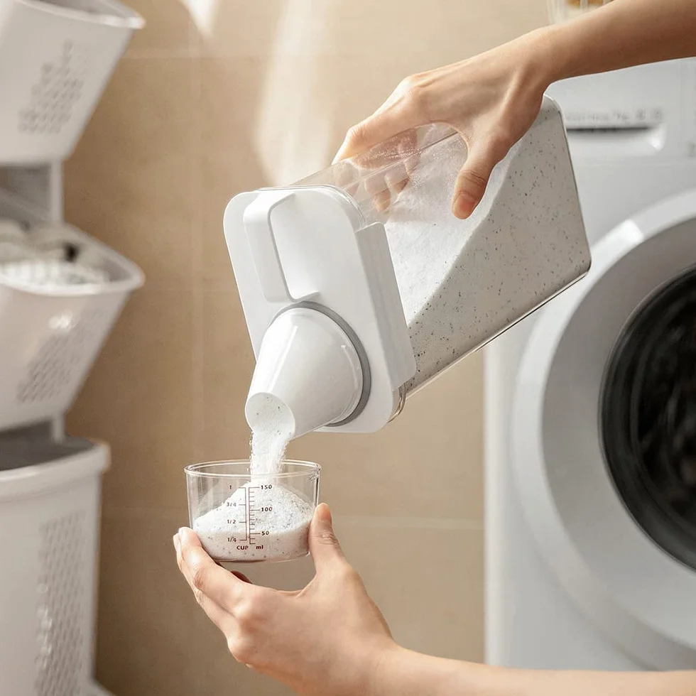 POJEMNIK ORGANIZER ŁAZIENKOWY NA PROSZEK DO PRANIA PŁYN DO PŁUKANIA DETERGENTY ZAMYKANY PRZEZROCZYSTY PUDEŁKO Z UCHWYTEM I MIARKĄ 1800ml