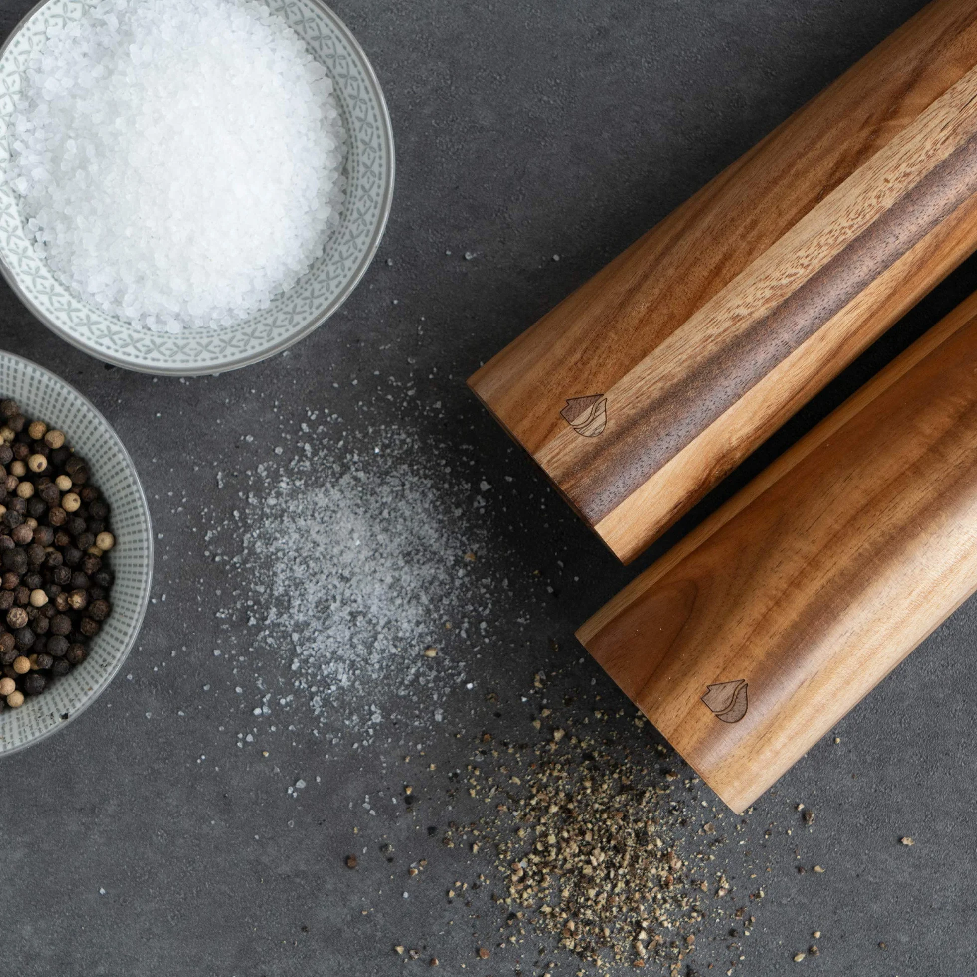 Navaris Zestaw młynków do soli i pieprzu z drewna akacjowego, ceramiczny rdzeń