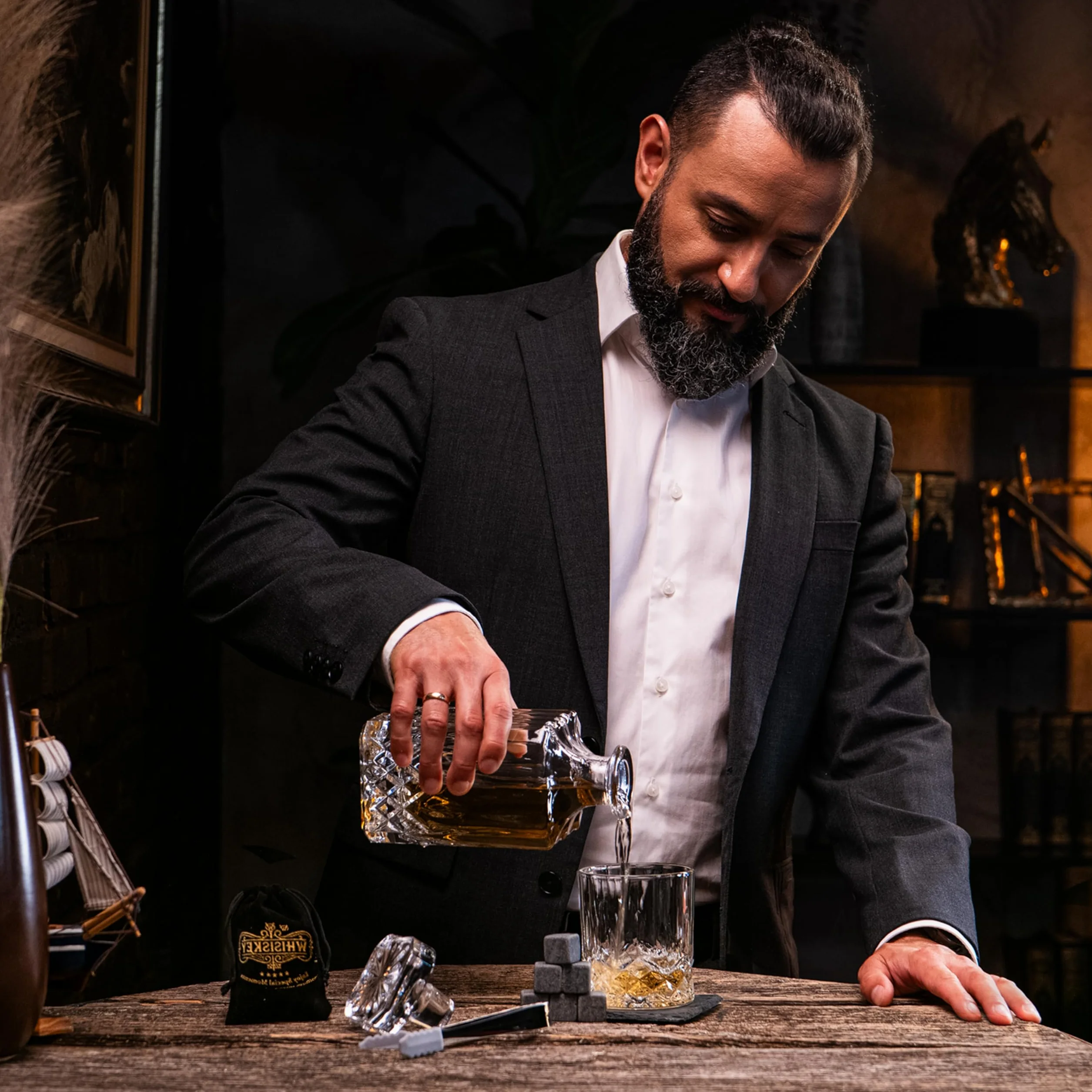 WHISISKEY Zestaw Szklanki do Whisky - Zestaw Prezentowy Whisky - Szklanek do Whiskey - Prezenty dla Mężczyzn - Pudełko Prezentowe, 1 Szklanki na Whisky 310ML, 4 Kamienie do Whisky, Akcesoria
