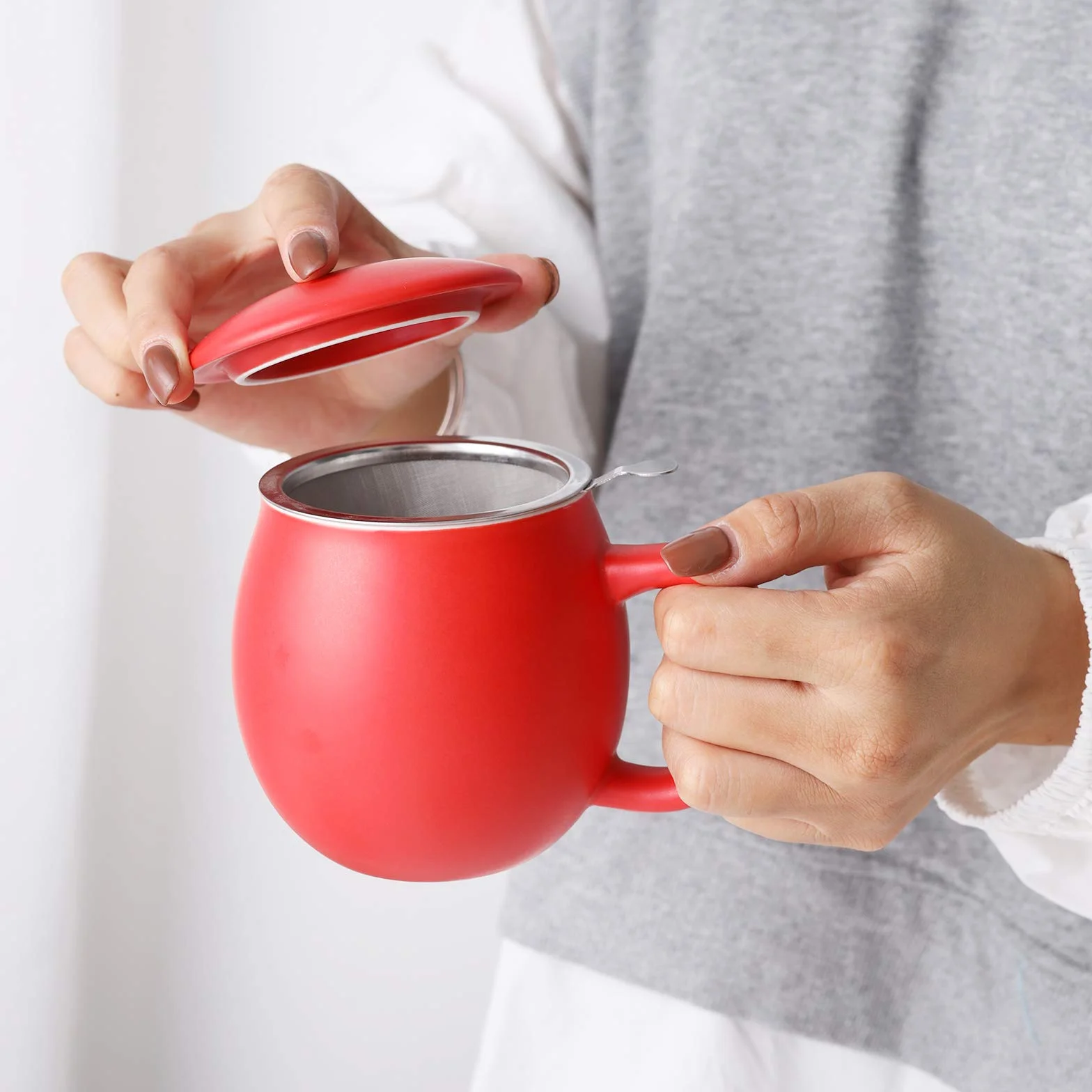 Yundu Porcelanowa filiżanka do herbaty 355 ml z zaparzaczem i pokrywką, kubek z pokrywką do stromenia, matowa czerwień