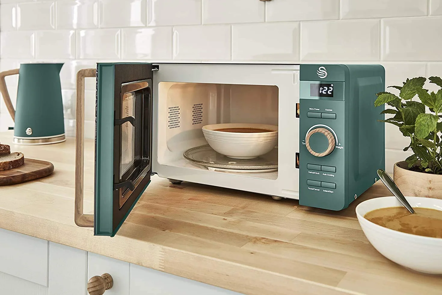 Swan Nordic cyfrowa kuchenka mikrofalowa 20 l, 6 poziomów pracy, moc 800 W, timer 30 minut, łatwe czyszczenie, tryb rozmrażania, nowoczesne wzornictwo, efekt drewna, kolor zielony matowy