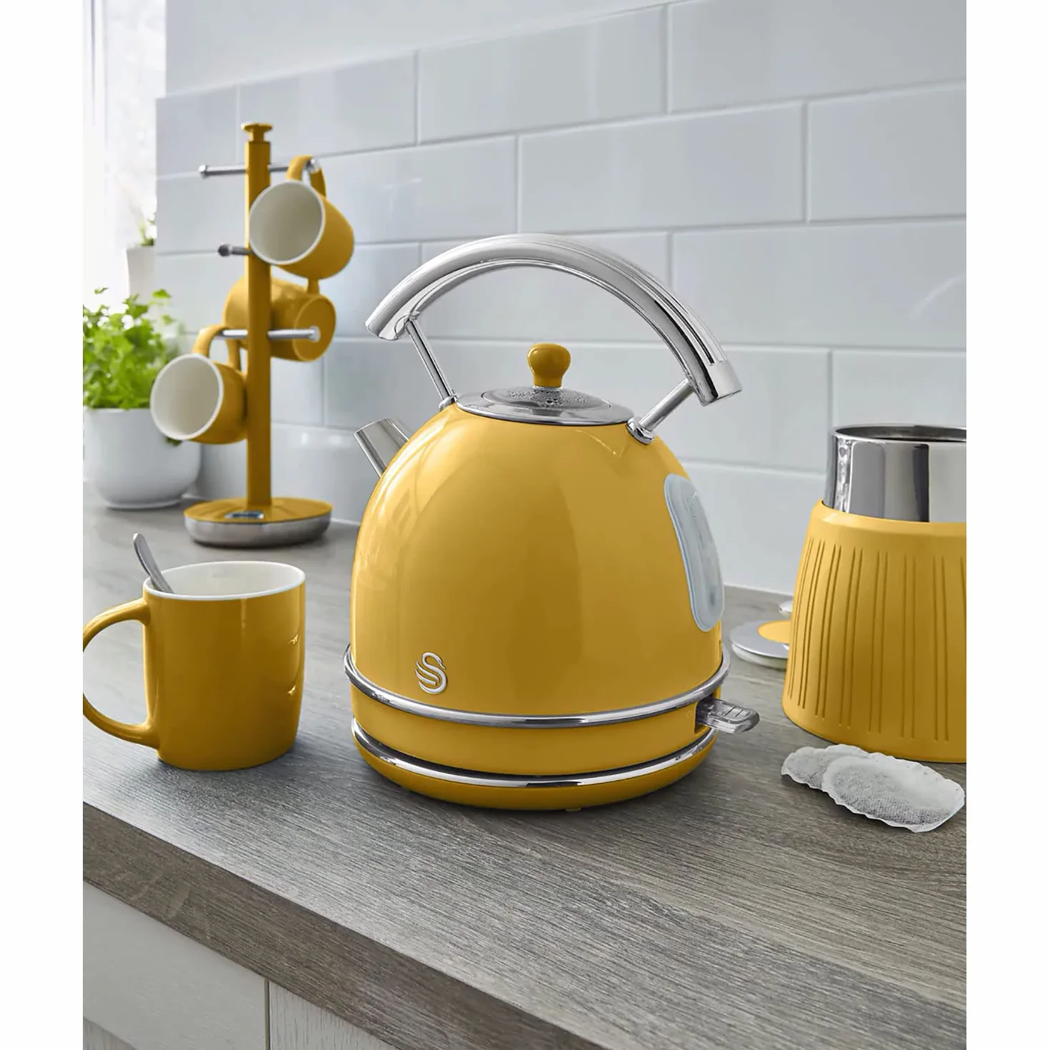 Swan Retro zestaw śniadaniowy czajnik na wodę 1,8 l, szeroka szczelinowa toster chleb 2 plasterki, cyfrowa kuchenka mikrofalowa 20 l, 6 poziomów mocy, timer, drzwi lustrzane, wzór vintage, żółty,