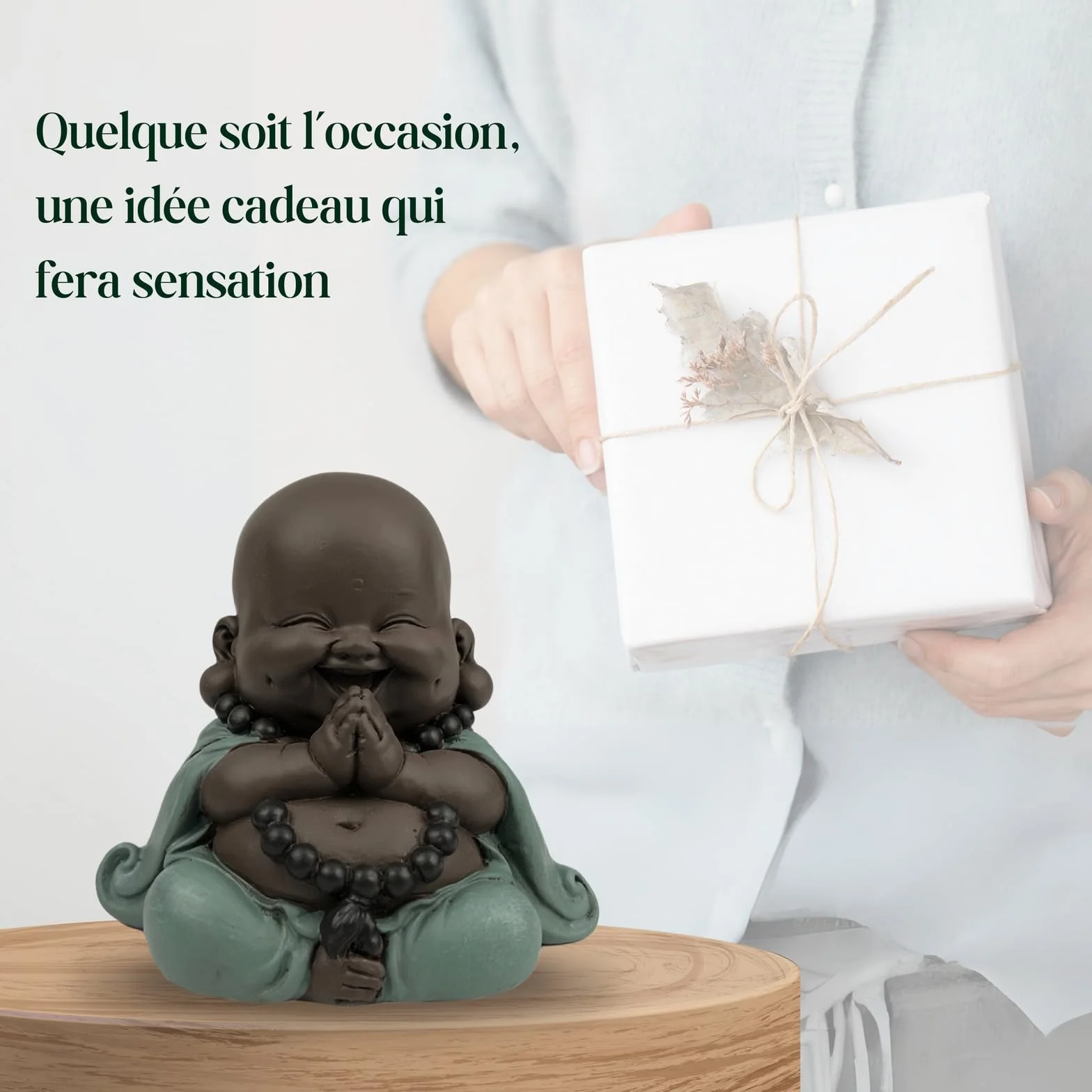 Statua Boudha Szczęśliwy Stojak - Dekoracja Zen i Feng Shui - aby stworzyć relaksującą i duchową atmosferę - Oryginalny pomysł na prezent - szerokość: 9 cm - Kolor: Zielony i brązowy - Zen'Light