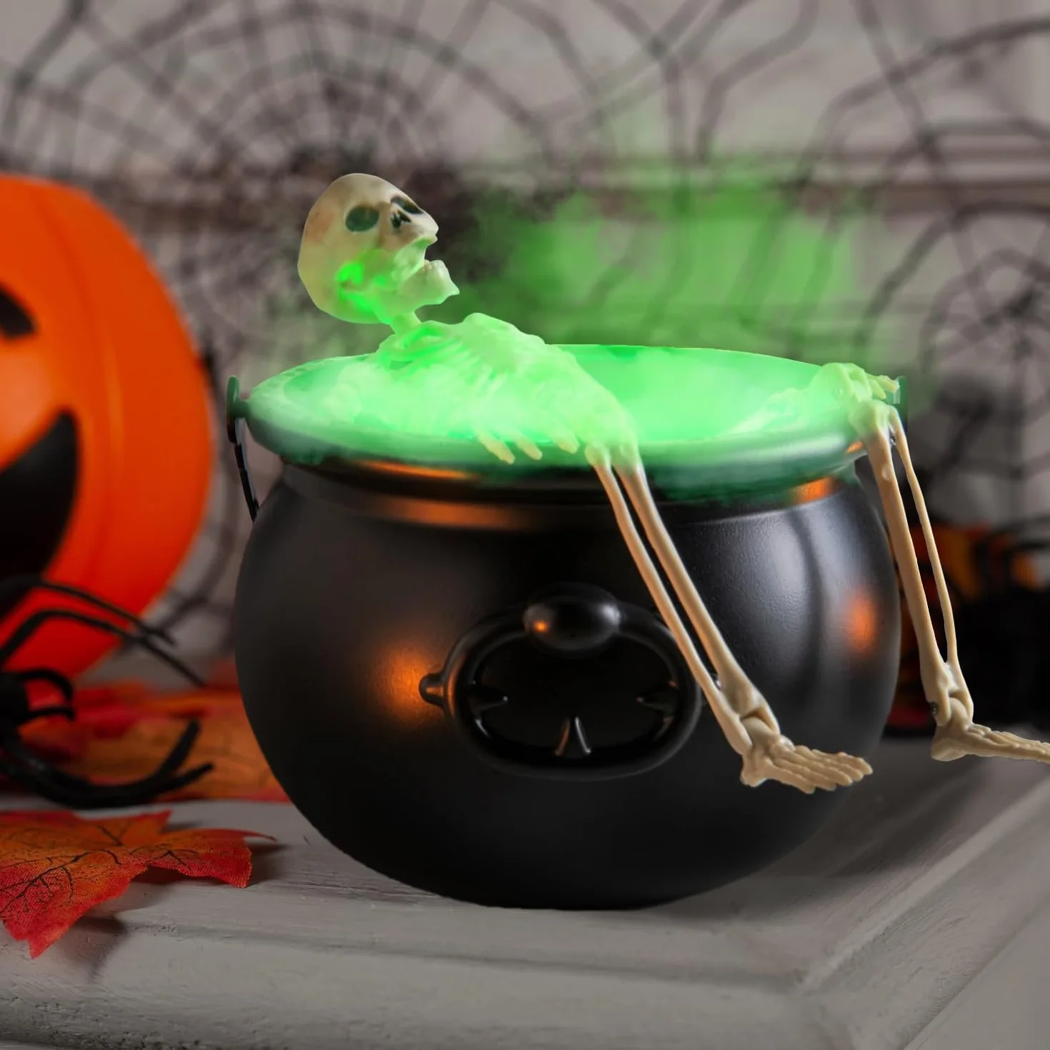 KEELYY Dekoracyjny kocioł czarownicy na Halloween, ze szkieletem, diodami LED i wytwornicą mgły, garnek czarownicy z dyfuzorem mgły, duży czarny czarownic Cauldron, kocioł dekoracyjny na Halloween