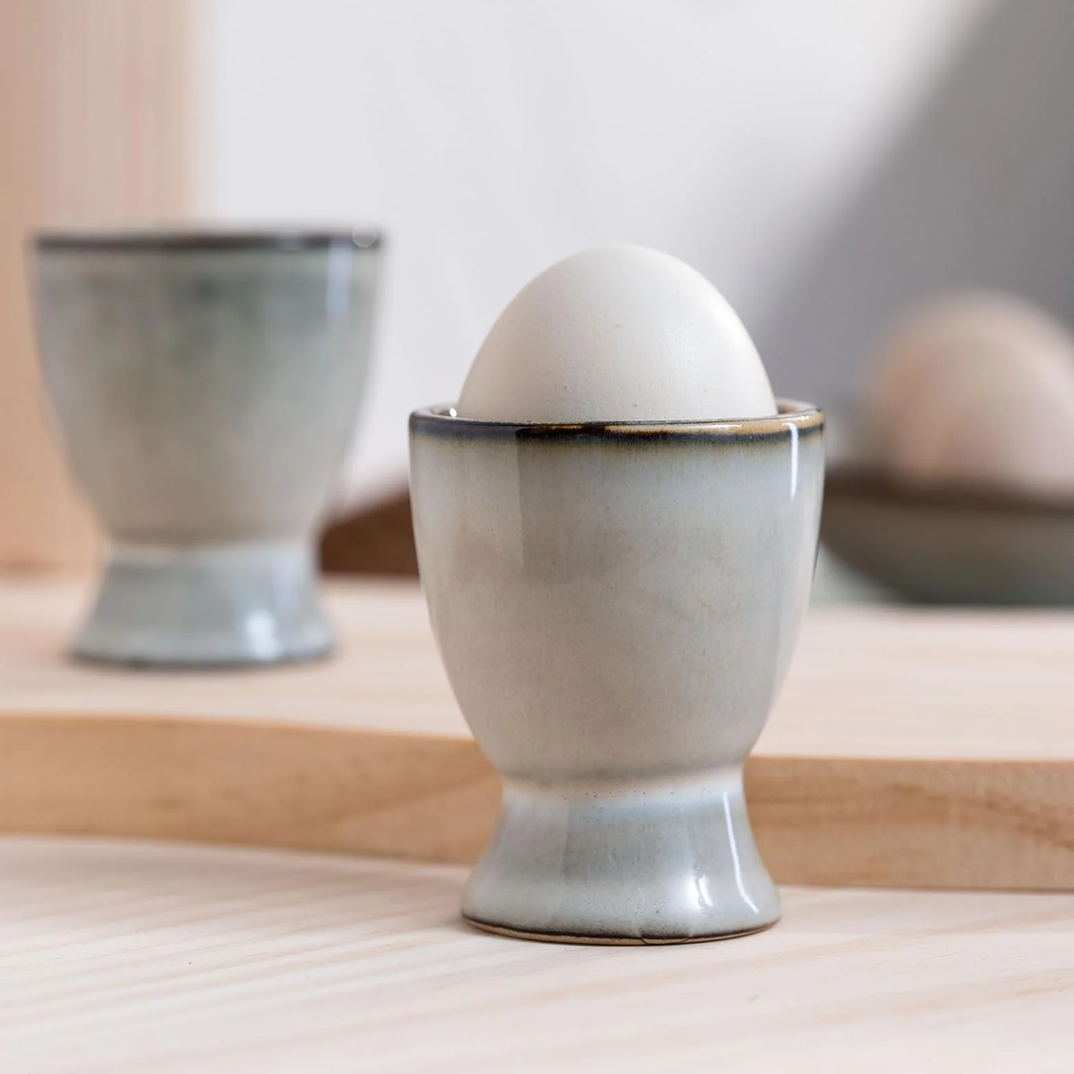 Zestaw 6 kieliszków do jajek na jajka, porcelanowy, ceramiczny, na każdy stół śniadaniowy, jajka na twardo i miękko, szary, 6 łyżeczek (Y6) (G6)
