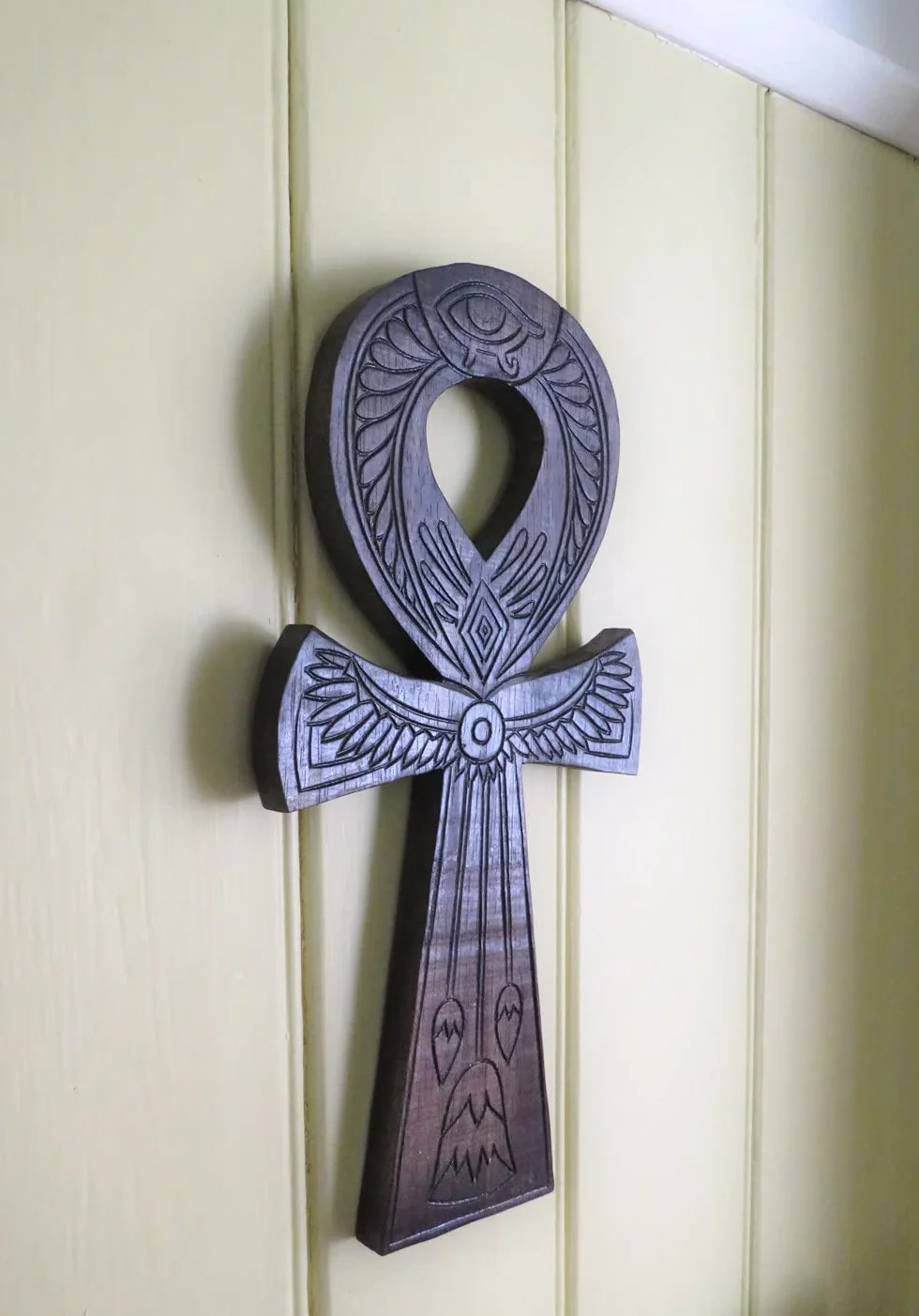Drewniany rzeźbiony symbol Ankh hieroglif, klucz do życia