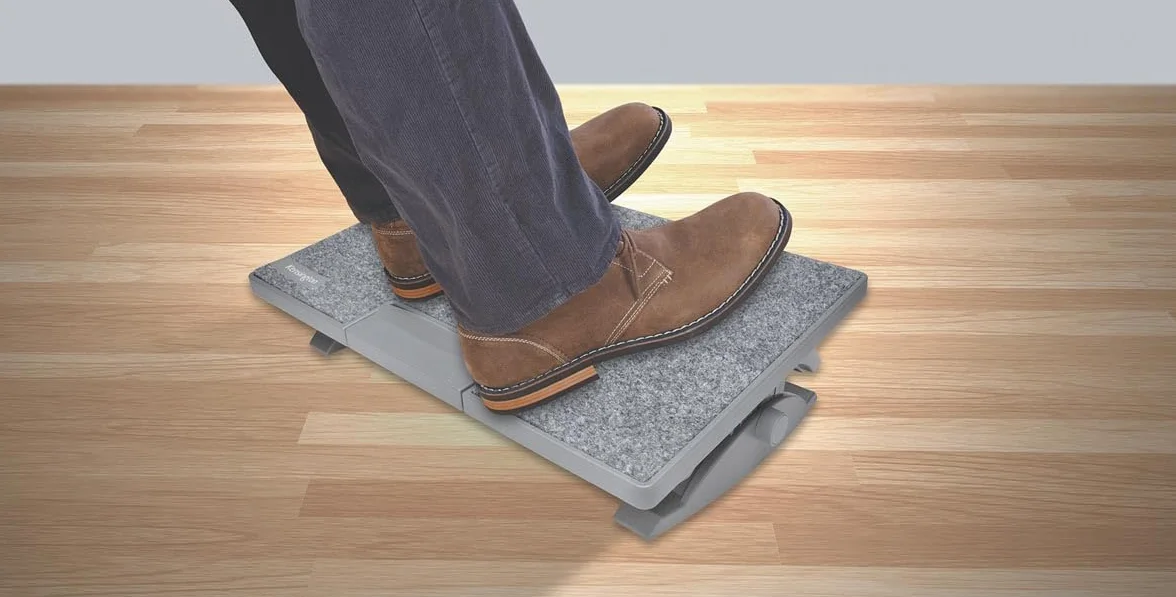 Podnóżek Kensington SoleMate Pro Elite pod biurko z ergonomicznym systemem SmartFit i z 6-stopniową regulacją oraz antypoślizgową podstawą, do biura i domu