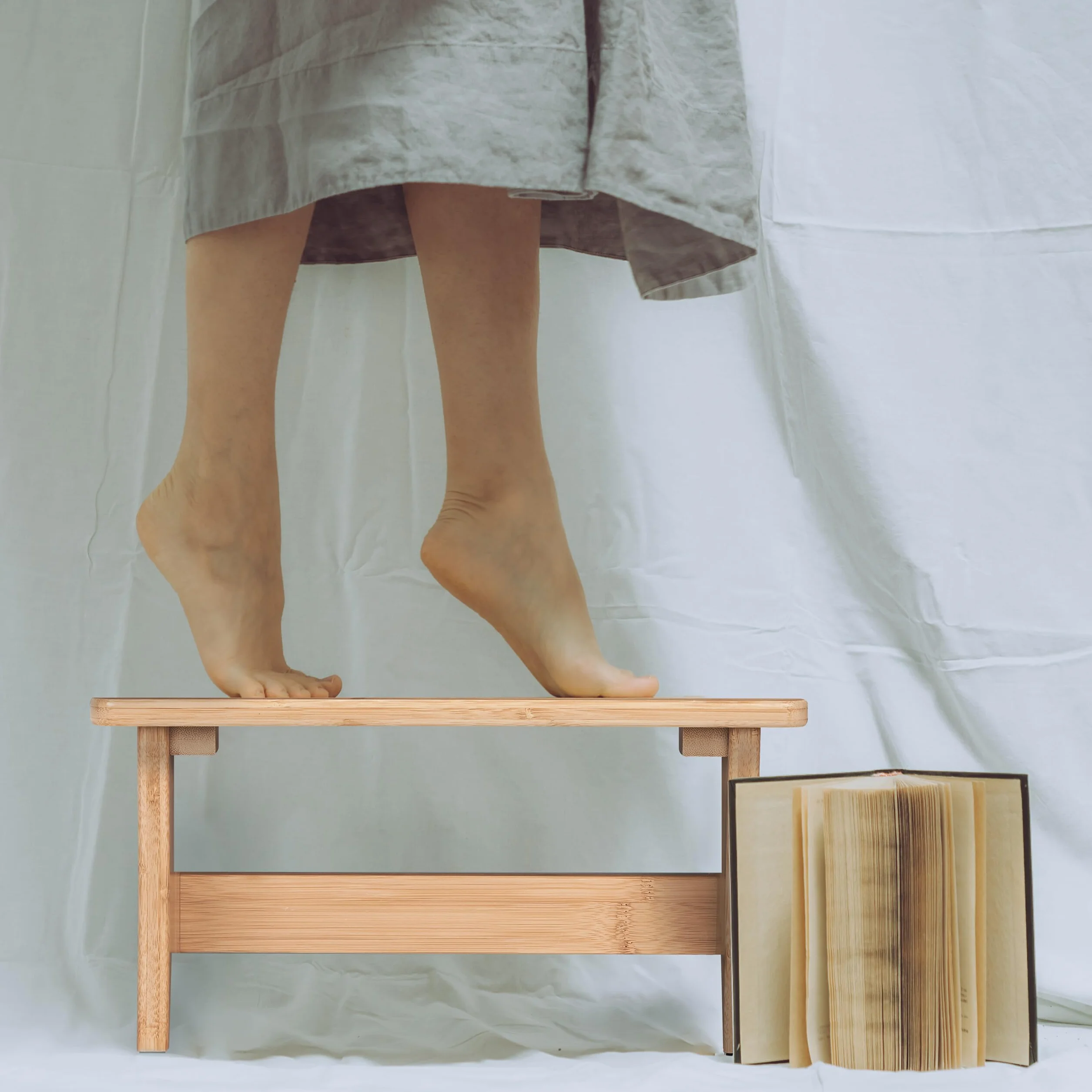 Relaxdays Taboret bambusowy, podnóżek, z wgłębieniem na uchwyt, wys. x gł.: 20,5 x 40 x 22 cm