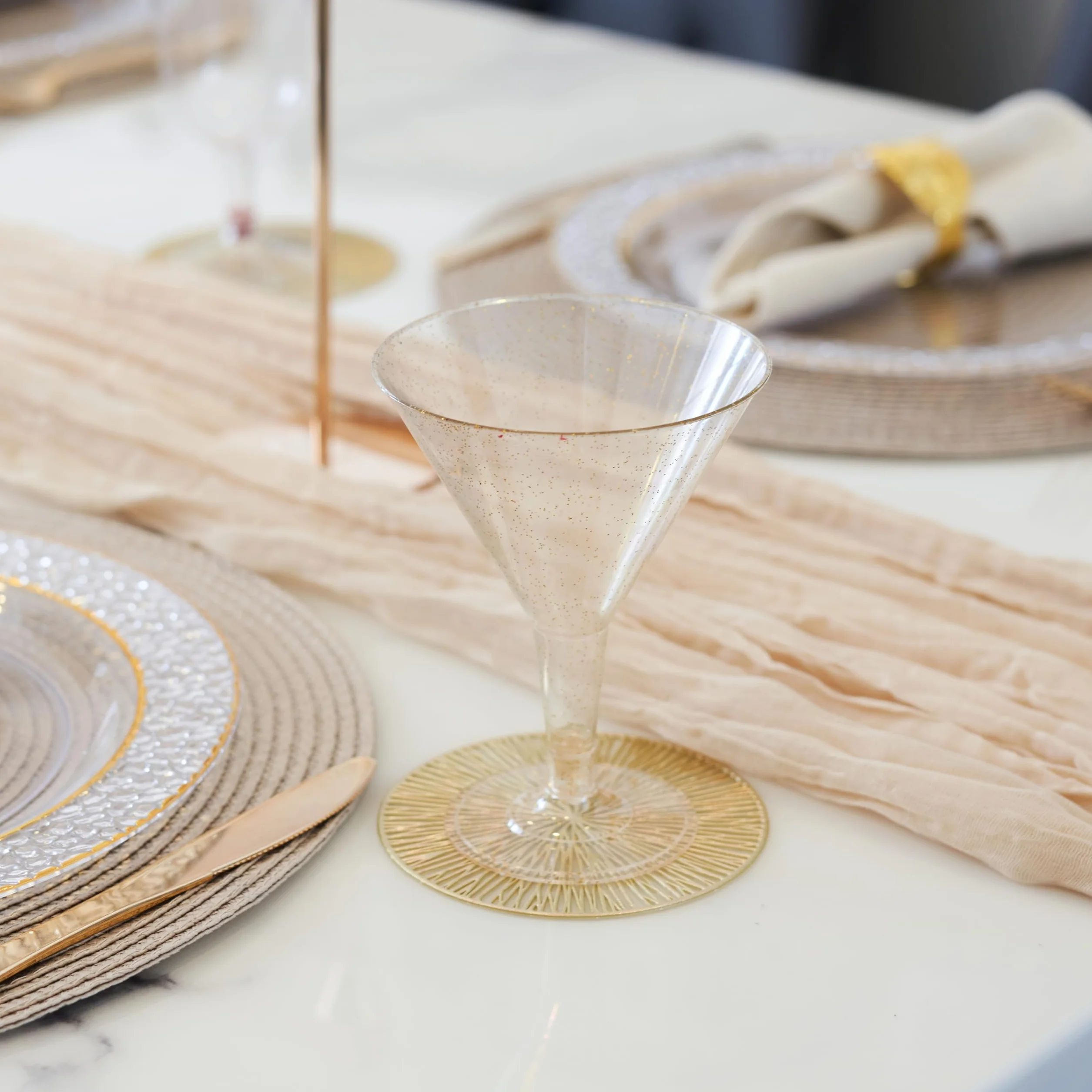 MATANA 48 Premium plastikowe kieliszki koktajlowe Martini ze złotym brokatem (210 ml) - eleganckie i wielokrotnego użytku - Manhattan, Margarita, Cosmopolitan, Desery, wesela, urodziny, imprezy