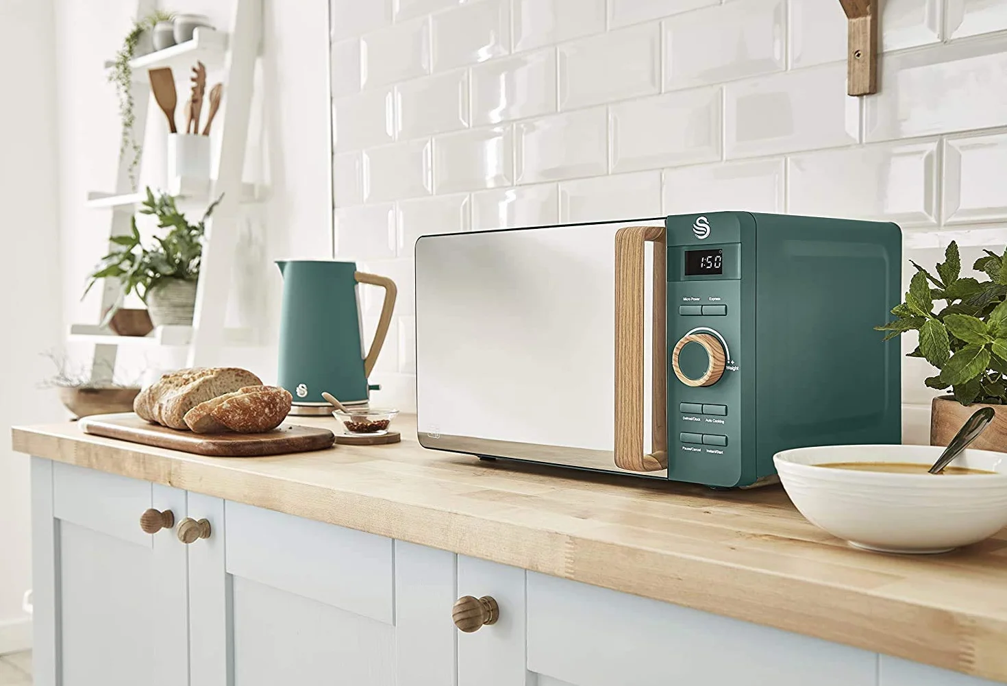 Swan Nordic cyfrowa kuchenka mikrofalowa 20 l, 6 poziomów pracy, moc 800 W, timer 30 minut, łatwe czyszczenie, tryb rozmrażania, nowoczesne wzornictwo, efekt drewna, kolor zielony matowy
