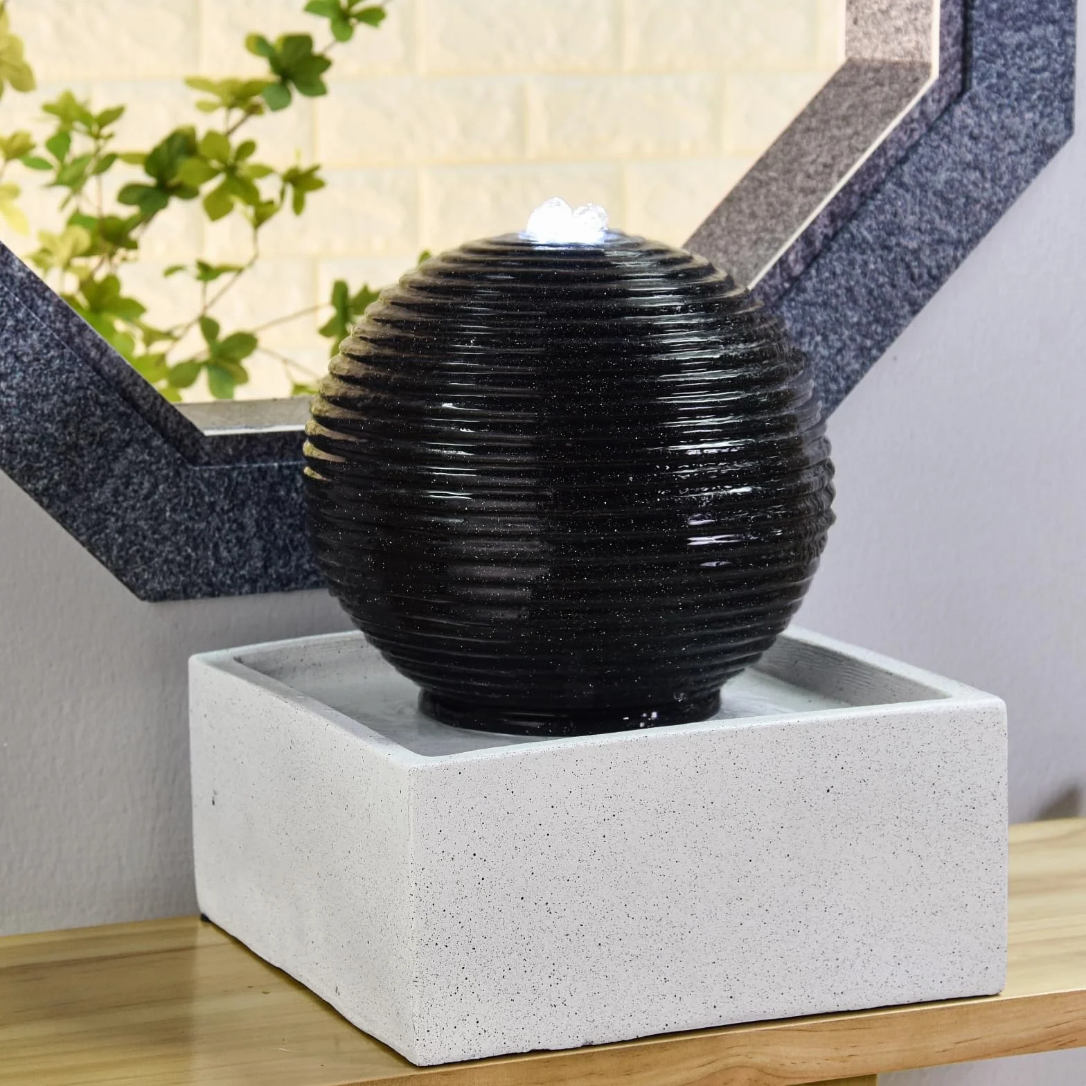 Nowoczesna fontanna wewnętrzna i zewnętrzna biała LED, relaksująca dekoracja stołu, pomysł na prezent na specjalne okazje, wys. 34 x 30 x 30 cm - Bonny Zen'light, szara