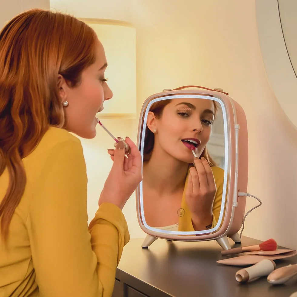 Cecotec Mini Lodówka Kosmetyczna 6L CoolingBeauty 6000 Mirror Rose. Mini lodówka z zewnętrznymi lustrzanymi drzwiami, LED Lud z 3 intensywnościami, chłodzenie do 10ºC