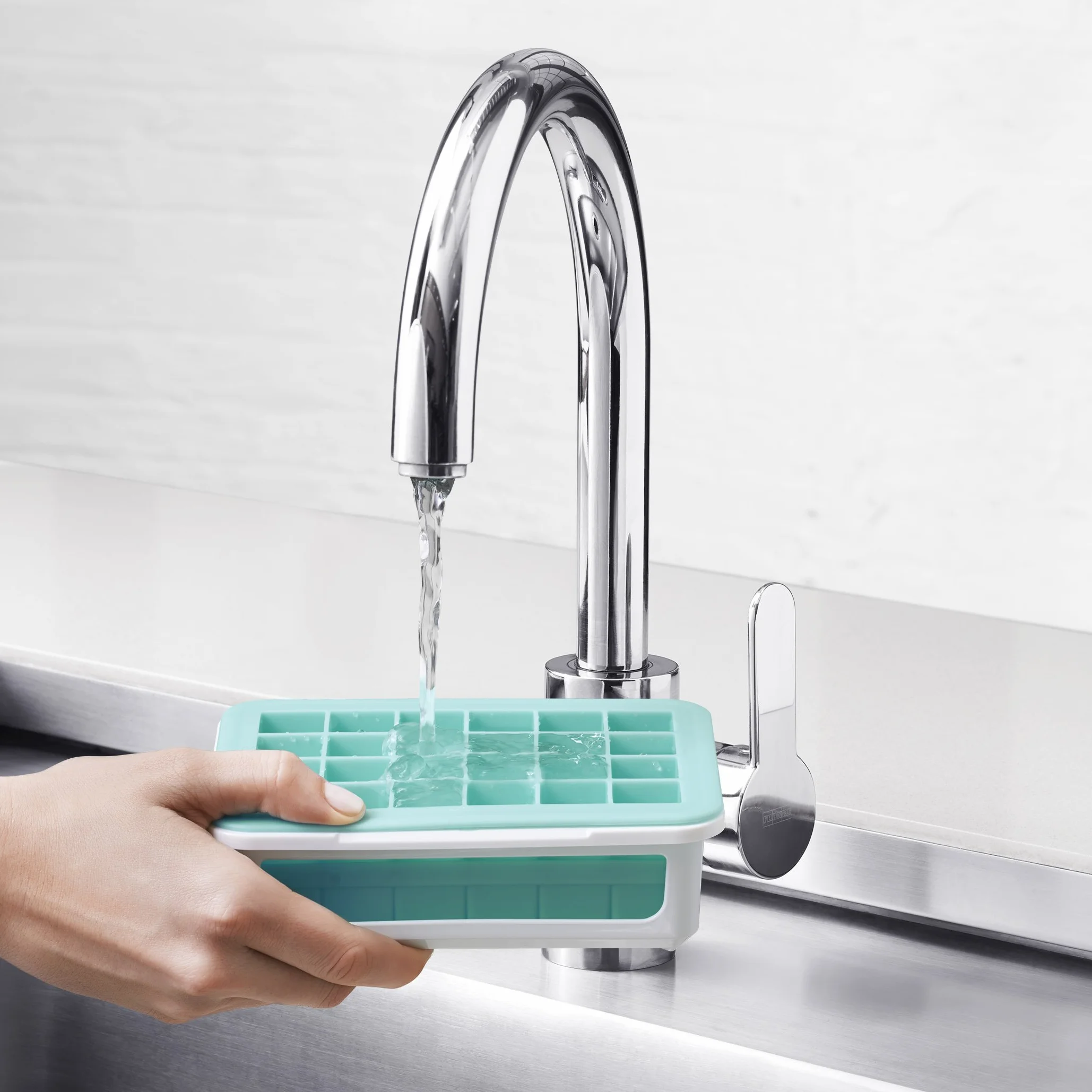 OXO Good Grips forma do kostek lodu z pokrywką na małe kostki lodu – silikon – biały/jasnoniebieski