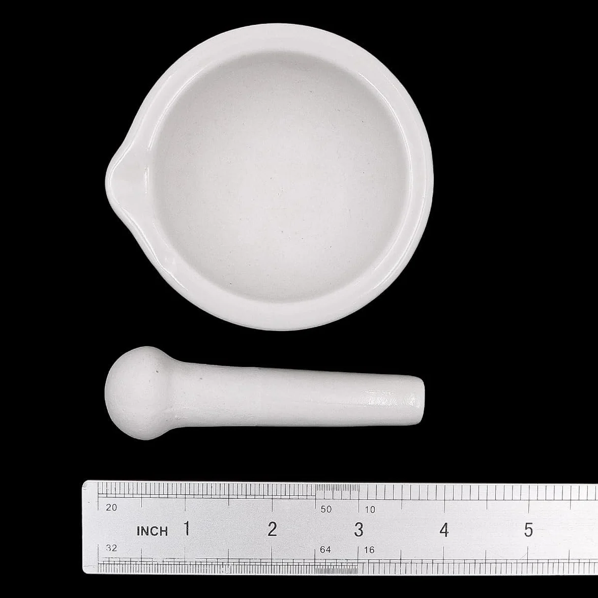 Biały mini zestaw tłuczków i moździerzy. Mały i kompaktowy porcelanowy moździerz i tłuczek o średnicy 8 cm, narzędzie kuchenne do mielenia przypraw
