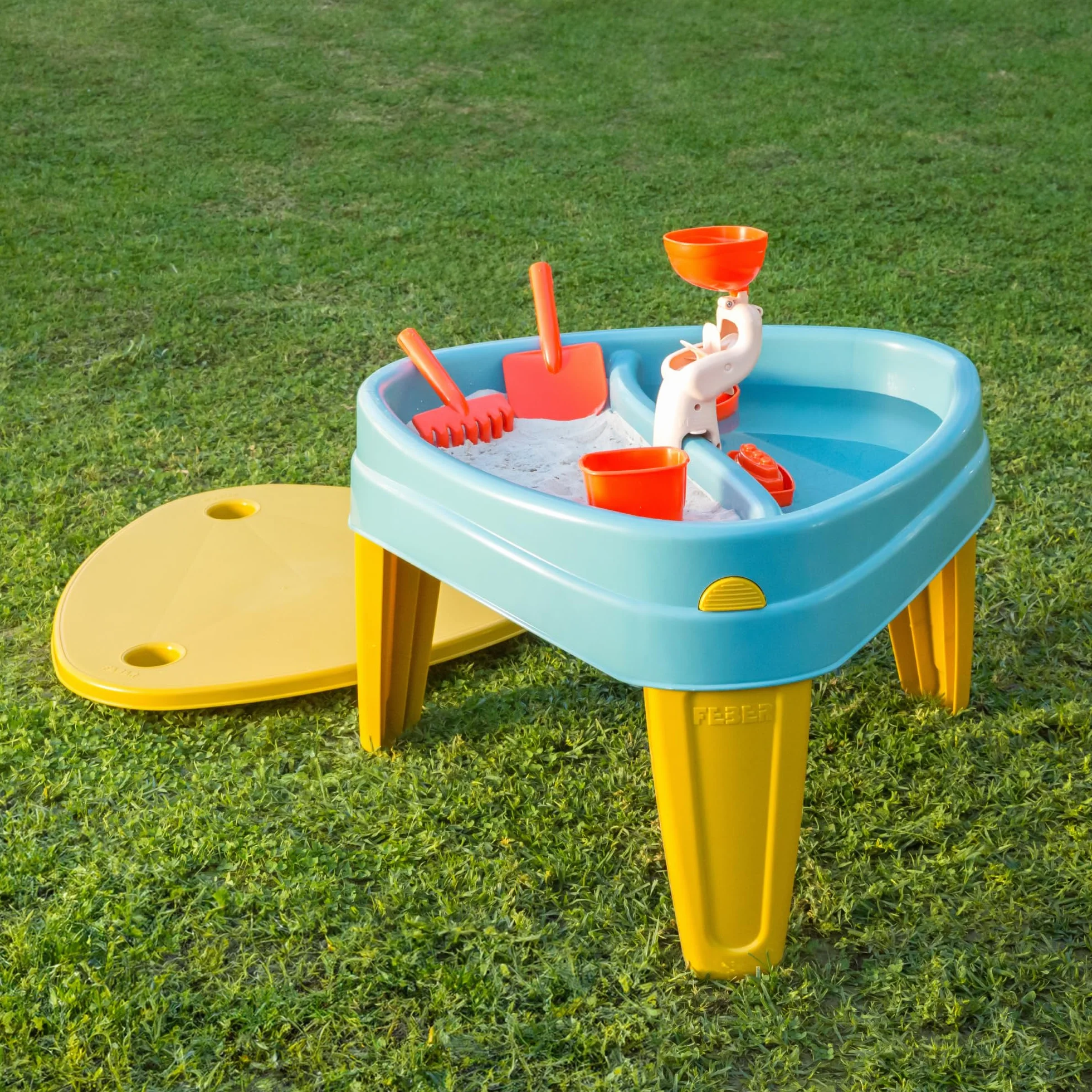 FEBER Casual Play Table, Stół do zabaw 3 w 1, Stolik dziecięcy do ogrodu zewnętrznego, 3 przegródki na wodę, piasek i rysunki, w zestawie akcesoria do gier, +2 lata, Famosa (FEU14000)