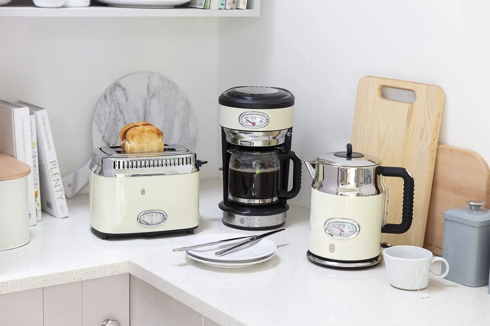 Russell Hobbs toster, szerokie otwory, regulacja stopnia pieczenia, funkcja podnoszenia tostów, funkcja rozmrażania, wskaźnik temperatury, tacka na okruchy, moc 1300W, kremowy, Retro Vintage 21682-56