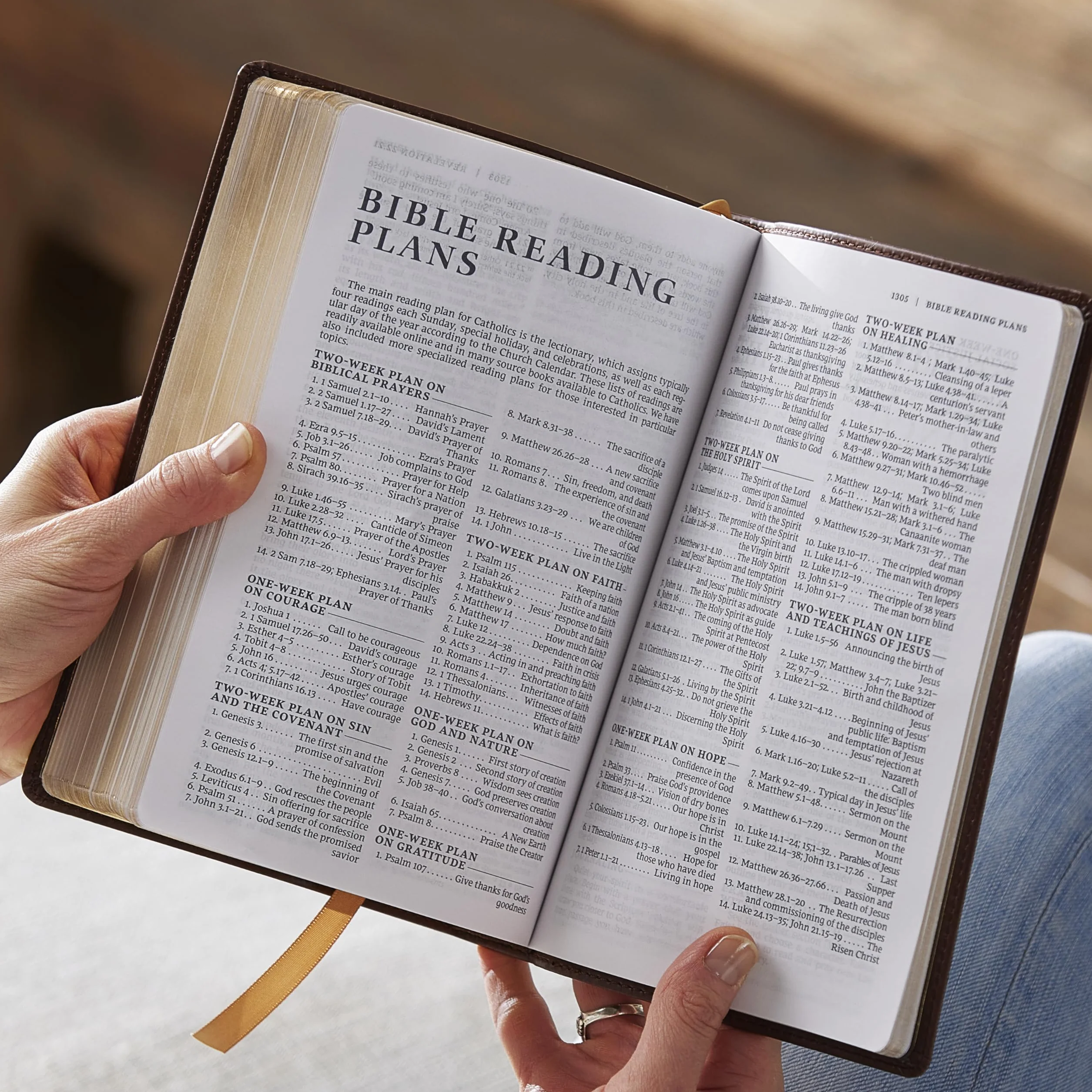 Nrsvce Sacraments of Initiation Catholic Bible, White Leathersoft, Comfort Print: New Revised Standard Version, White, Leathersoft, Catholic Commemorative Edition, Anglicised Text