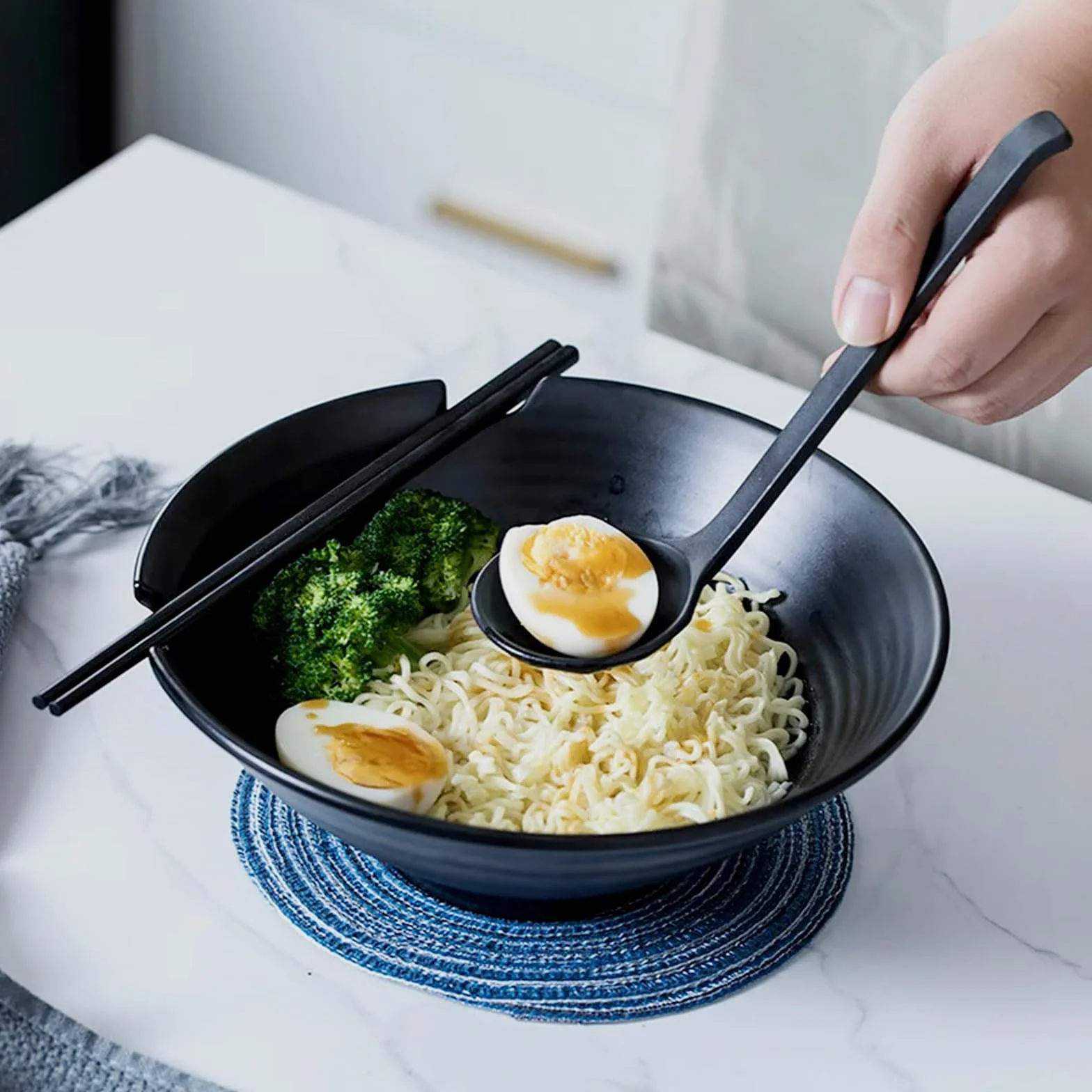 Zestaw 2 Japońskich Misek do Ramenu, 1000 ml, Klasy Premium, Antypoślizgowe Miseczki z Łyżeczką i Pałeczkami, Azjatyckie Naczynia do Makaronu i Udon
