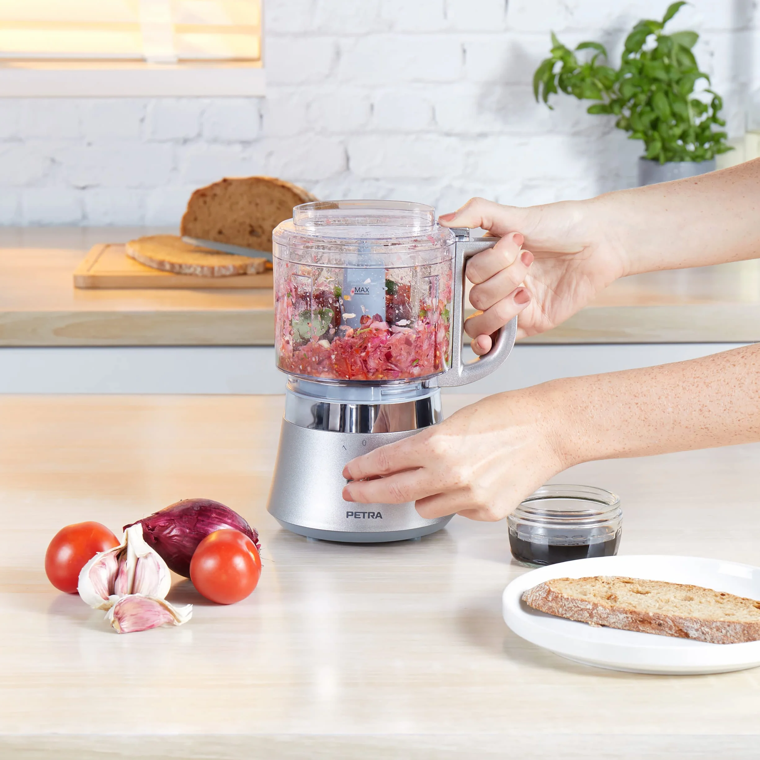 Petra PT5114VDEEU7 Kompaktowy kuchenny robot wielofunkcyjny, 500 ml, 2 predkosci, ostrza ze stali nierdzewnej, otwór w pokrywce, konstrukcja ulatwiajaca czyszczenie, sieka salaki/warzywa, 400 W