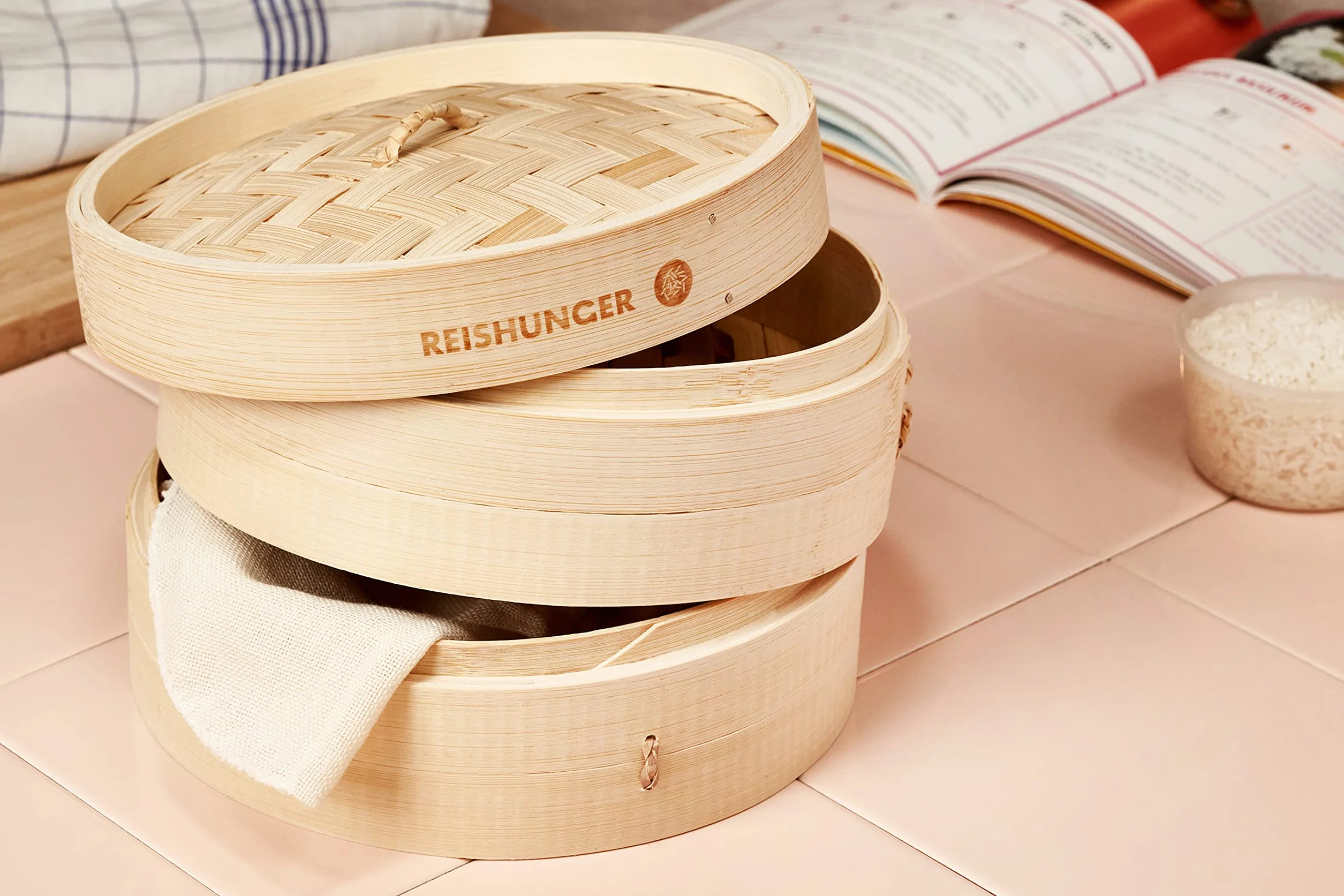 Reishunger Tradycyjny bambusowy parowar dla 4 osób (Ø 25 cm, 2 poziomy) do ryżu, deserów, warzyw, ryb i mięsa – urządzenie do przygotowywania dumpling Maker w zestawie z 2 bawełnianymi ściereczkami
