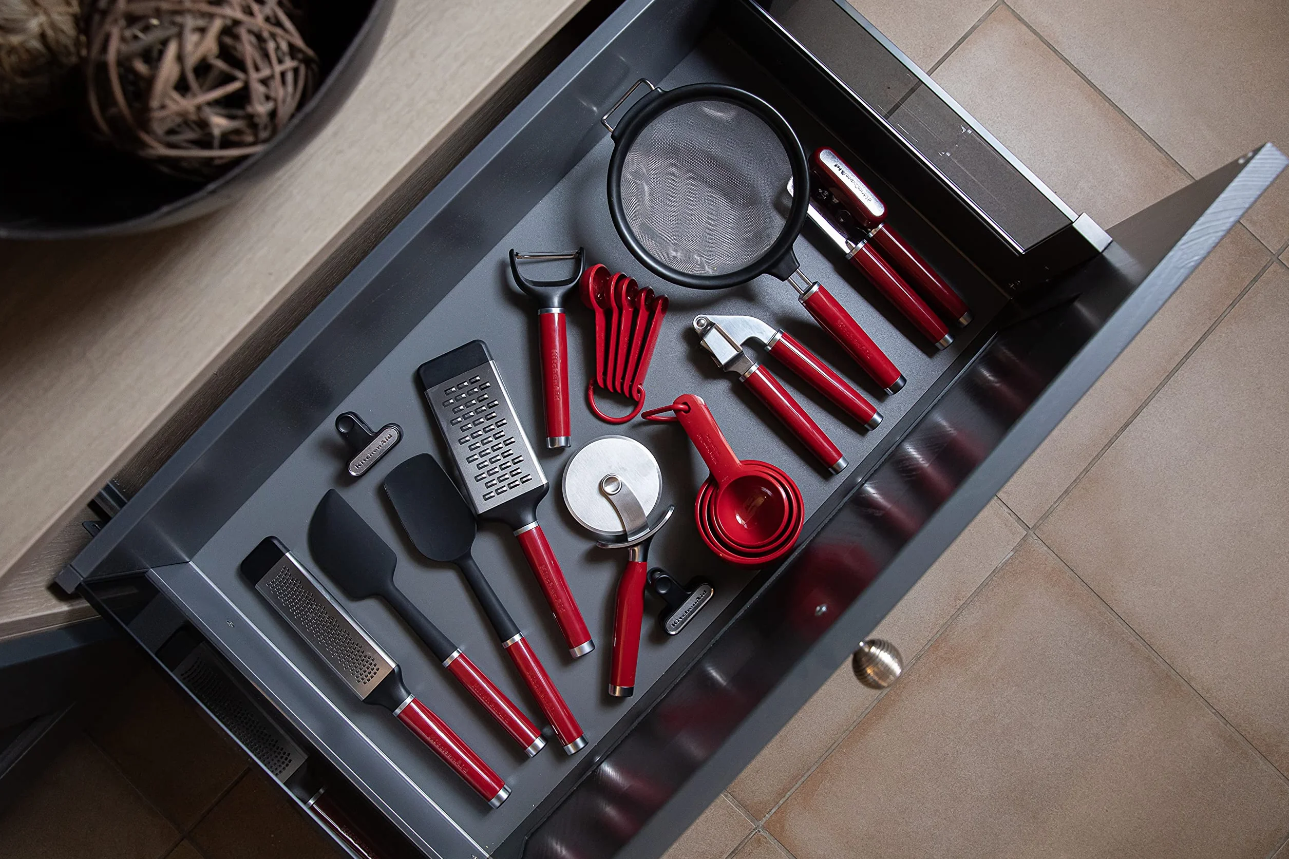 KitchenAid Cedzak z Rączką, Stal Nierdzewna - Kolor Empire Red