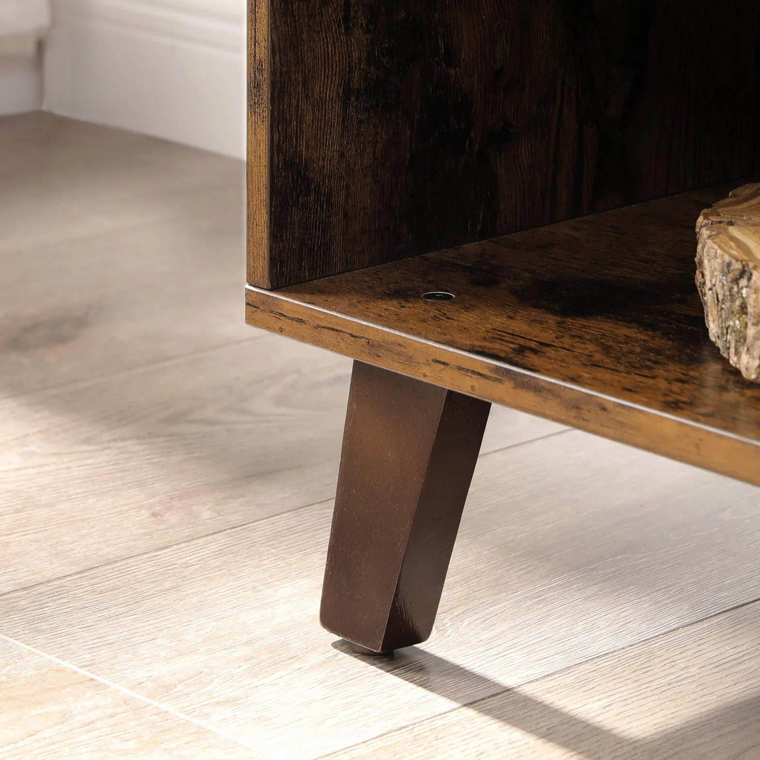 VASAGLE 2-drzwiowa szafka pod telewizor, stojak na telewizor z regulowanymi półkami, długość 140 cm, do telewizorów 65-calowych, salonu, jadalni, sypialni, rustykalny brąz LTV027X01