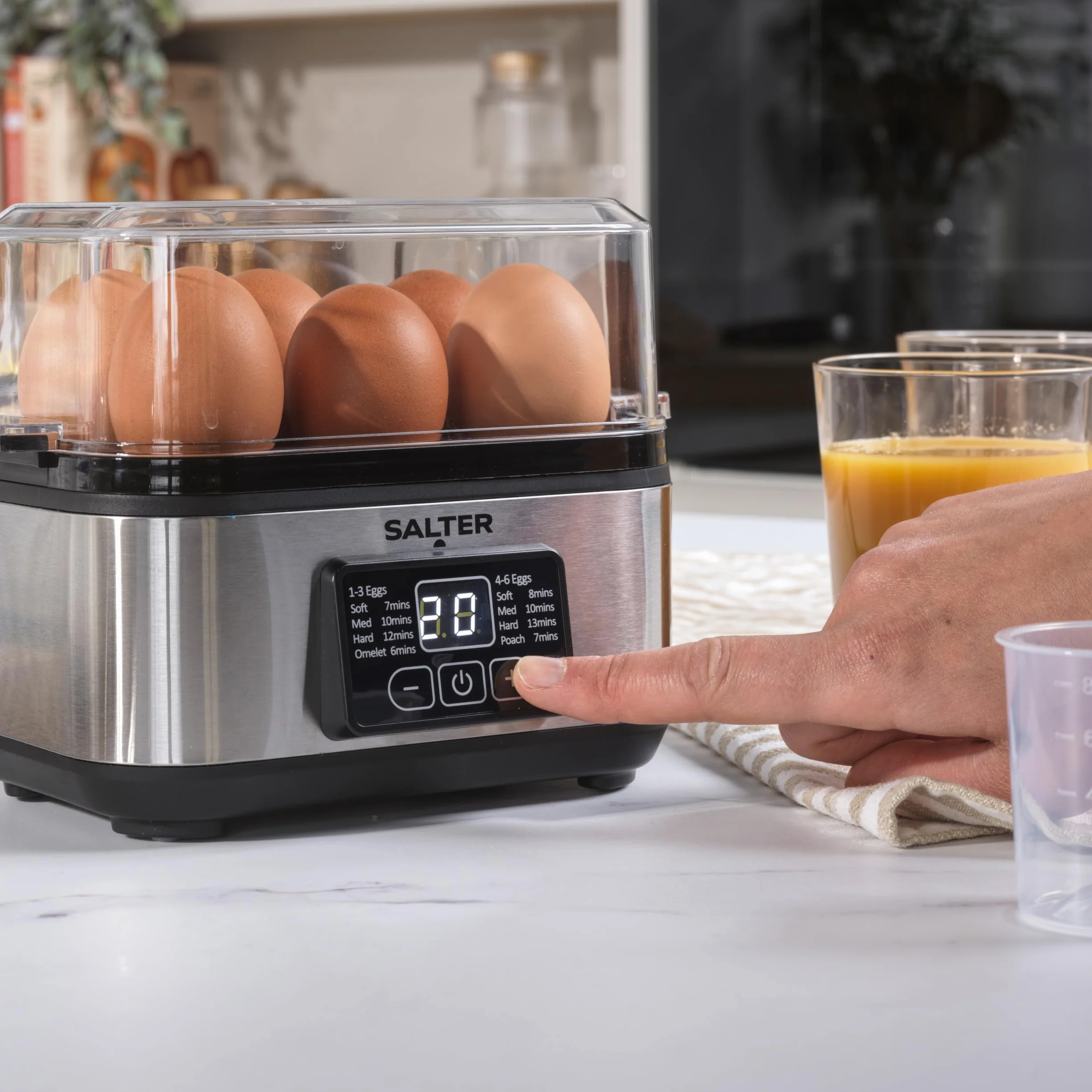 Salter Electric Multi EK6213 podgrzewacz wody, pojemność 6 jajek, świetny do miękkich dipów, twarde i poached jajka, zawiera kubek pomiarowy, wymienny stojak na jajka i 2 tace na wypychanie,