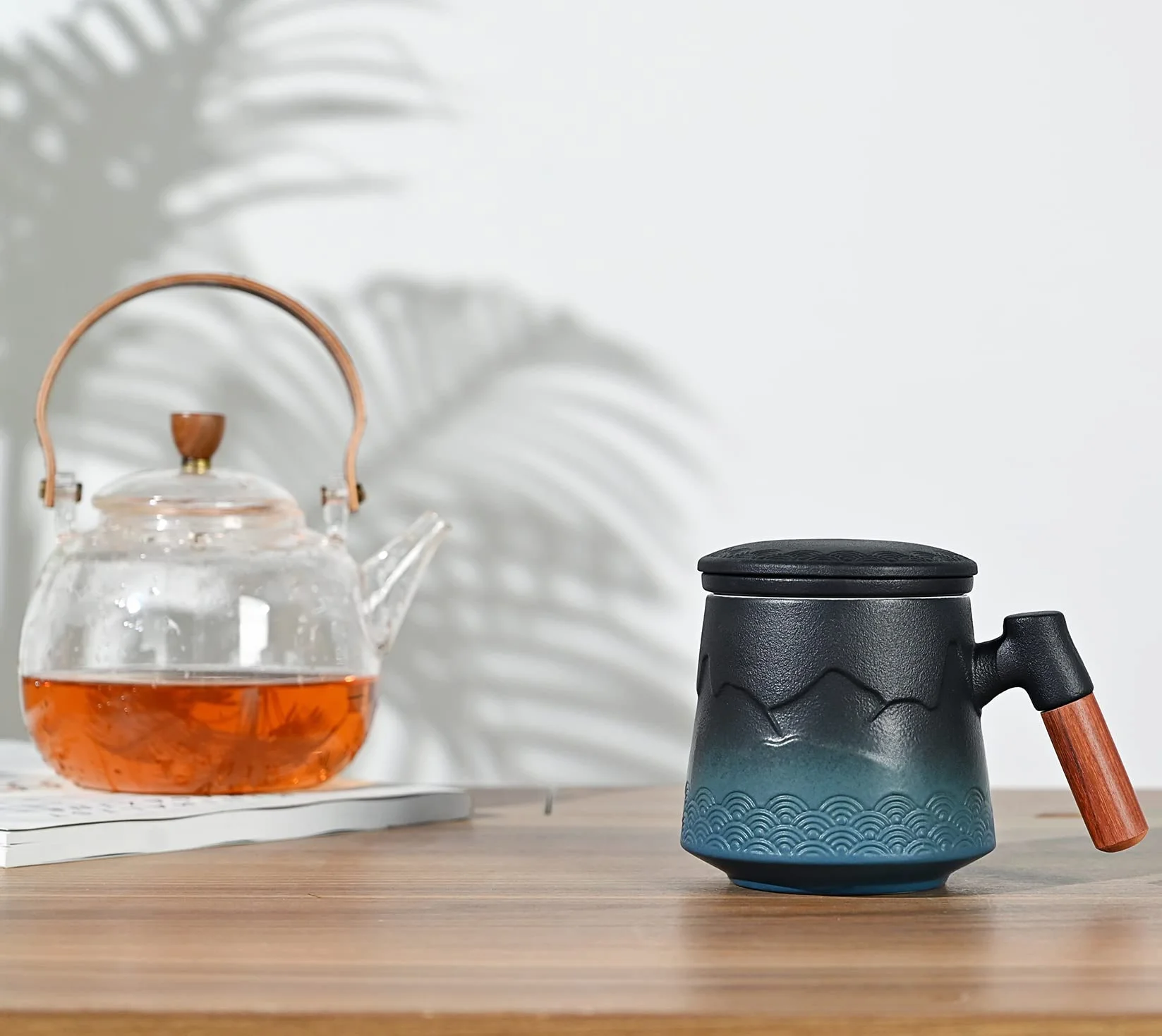 Filiżanka z zaparzaczem i pokrywką, kubek do herbaty stopniowej z zaparzaczem i drewnianym uchwytem, ceramiczny kubek do kawy z pokrywką herbata 430 ml / 15 uncji (gradient niebieski)