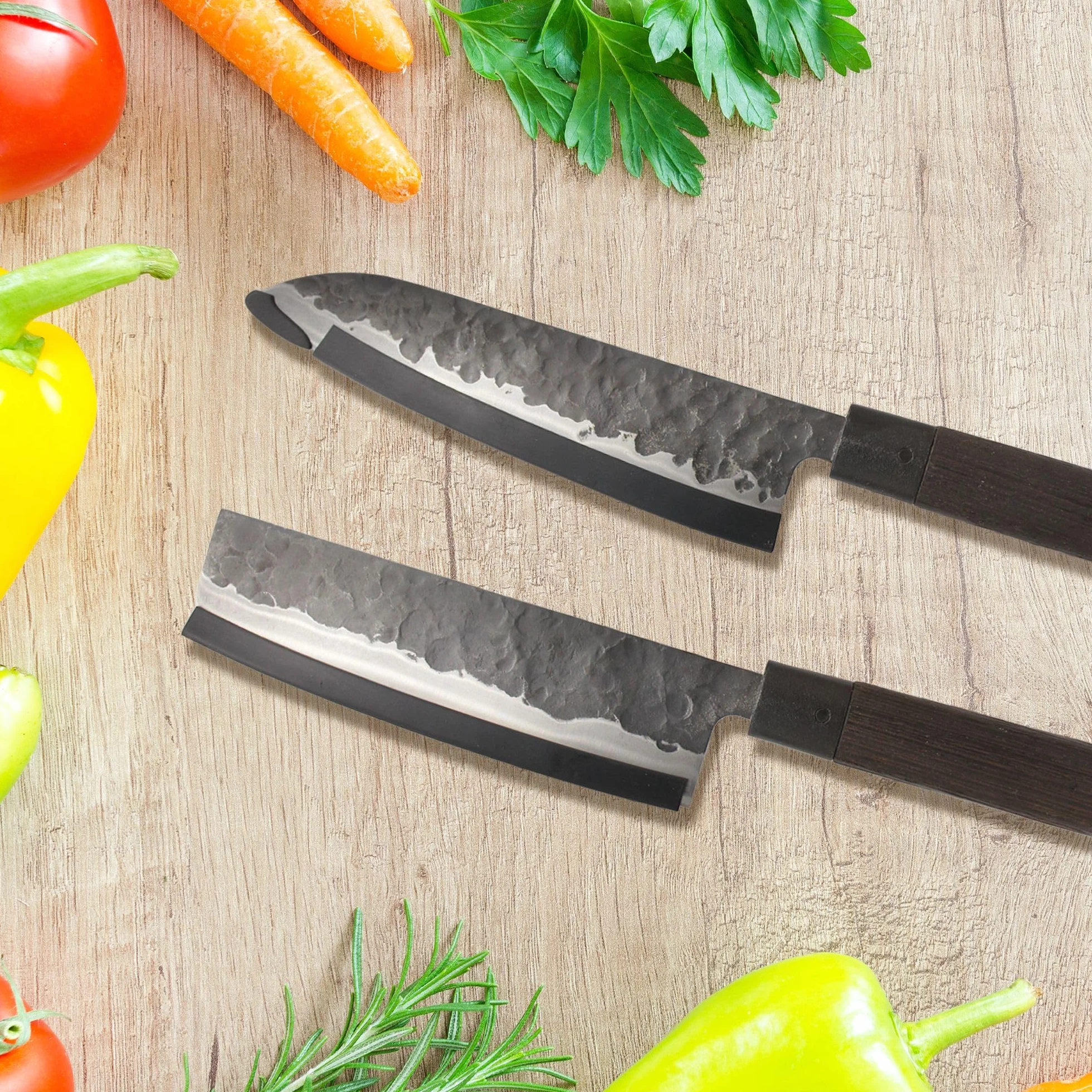 FISHTEC - Coffret 2 Couteaux Japonais - Nakiri et Santoku - Lame en Acier - Manche en Palissandre Africain - Boite Cadeau Protégeant la Lame - Coefficient 58 HRC - Martelage Artisanal