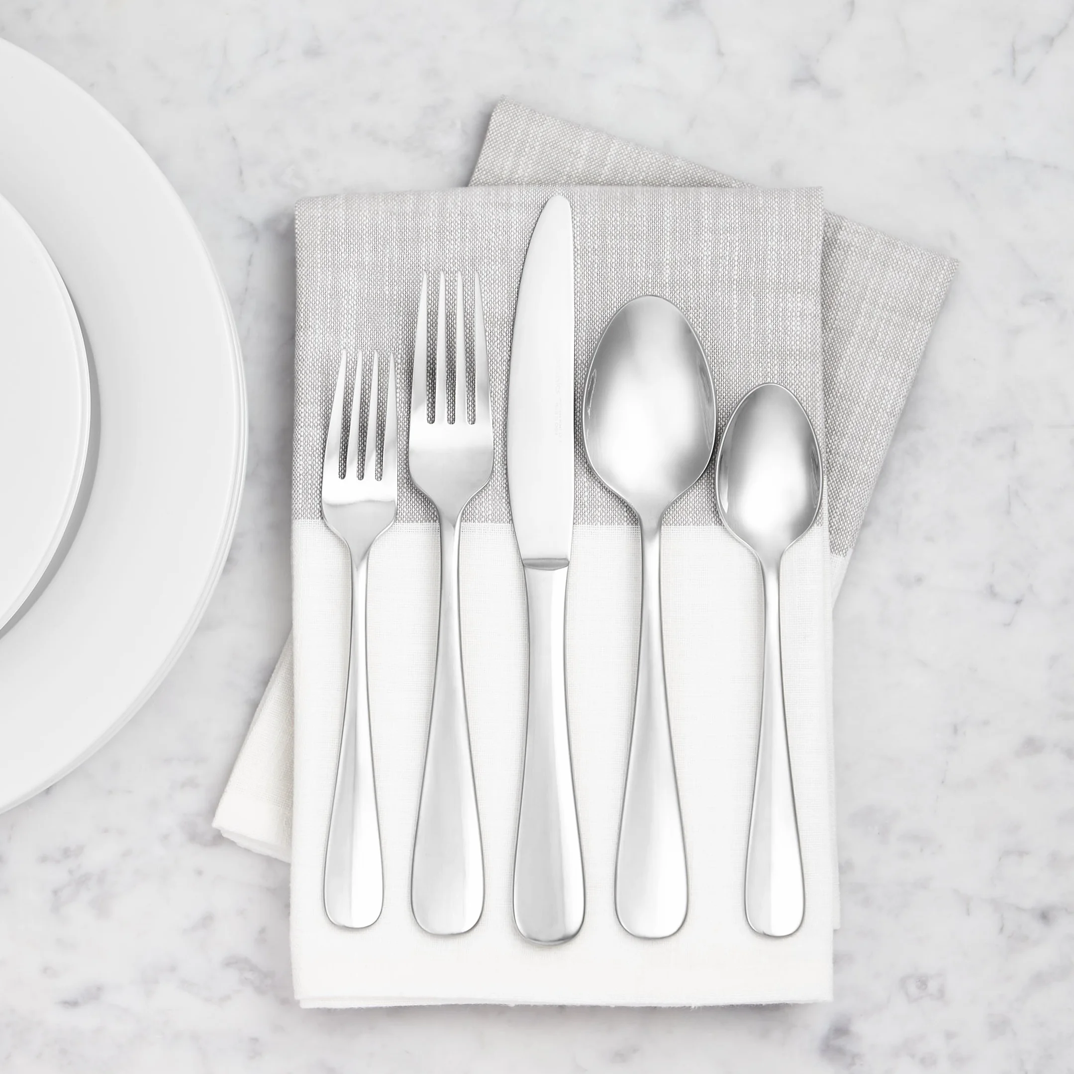 Amazon Basics Widelce stołowe, zaokrąglone krawędzie, stal nierdzewna, 12 sztuk, srebrne, 13,5cm (5.3in)