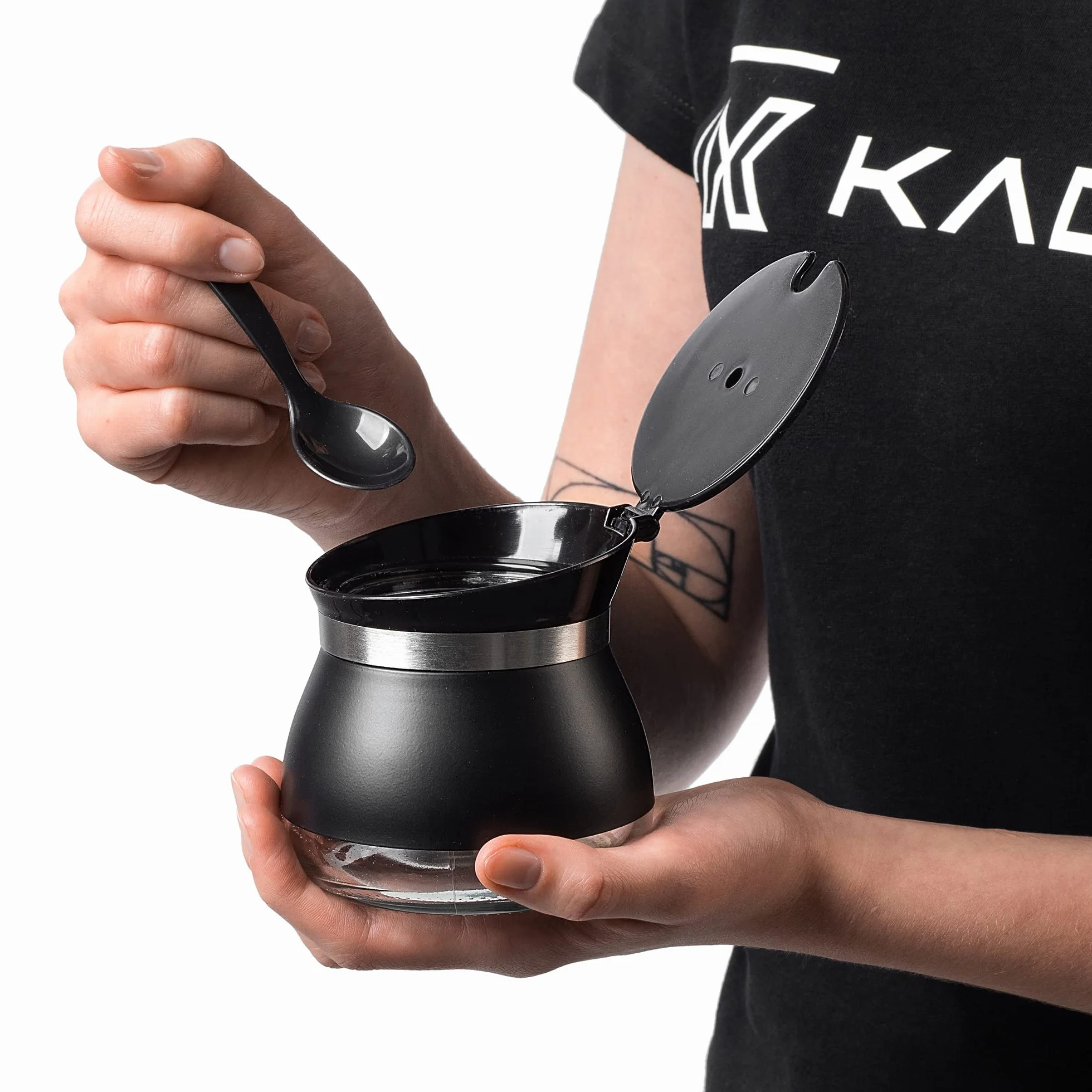 KADAX Cukiernica z łyżeczką 270 ml do podawania cukru do kawy i herbaty, czarna, ma pokrywkę i chroni przed wilgocią oraz rozsypaniem.