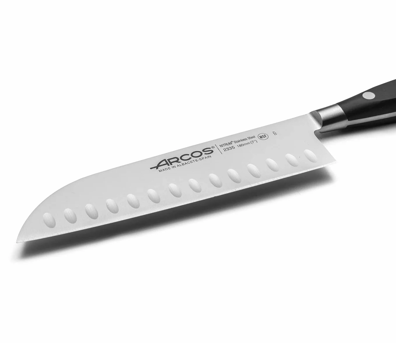 ARCOS Noże Santoku i ze stali. Japoński Kuchenny do krojenia mięsa, ryb i warzyw. Ergonomiczna rękojeść z i ostrze o długości 180 mm. Seria Riviera. Kolor czarny.