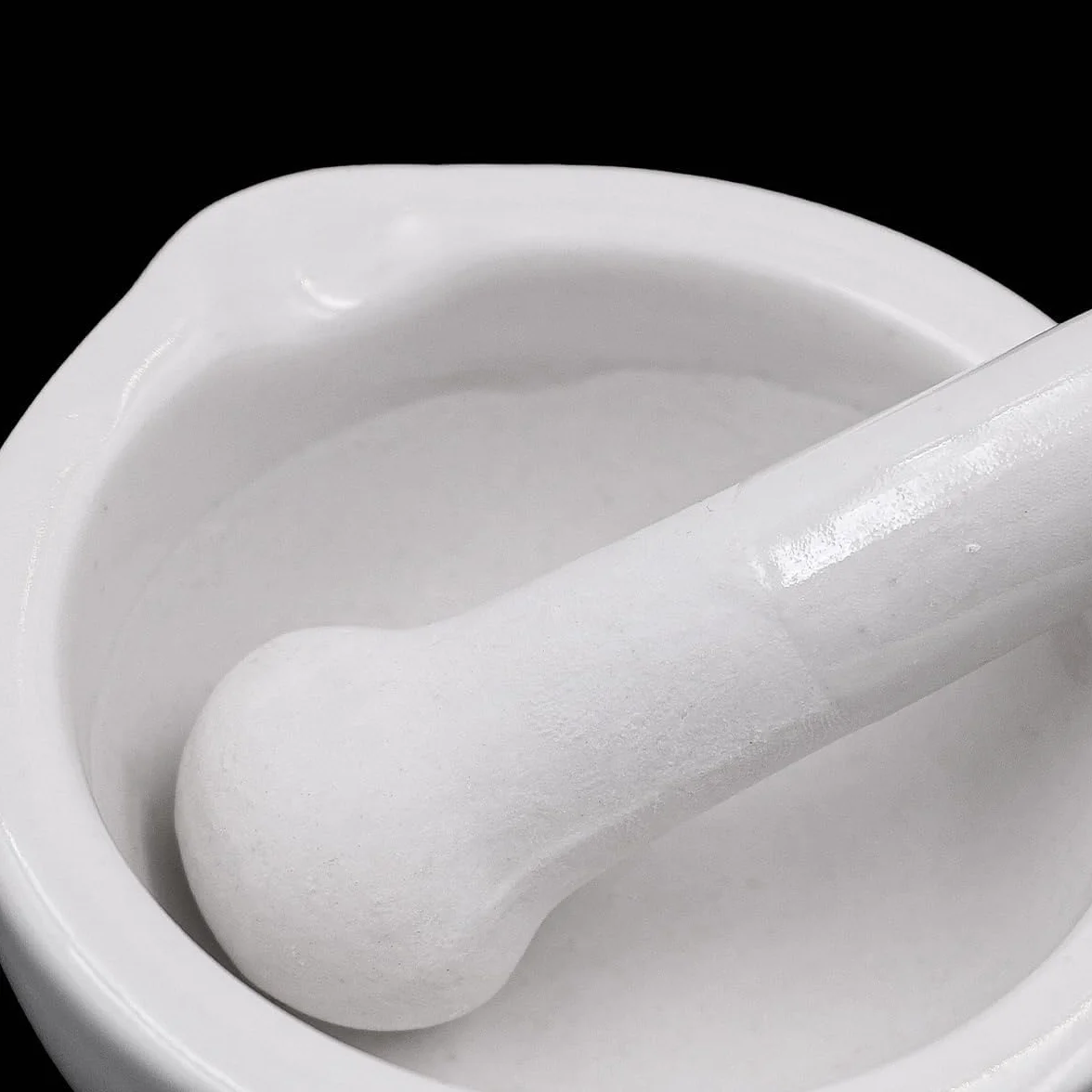 Biały mini zestaw tłuczków i moździerzy. Mały i kompaktowy porcelanowy moździerz i tłuczek o średnicy 8 cm, narzędzie kuchenne do mielenia przypraw