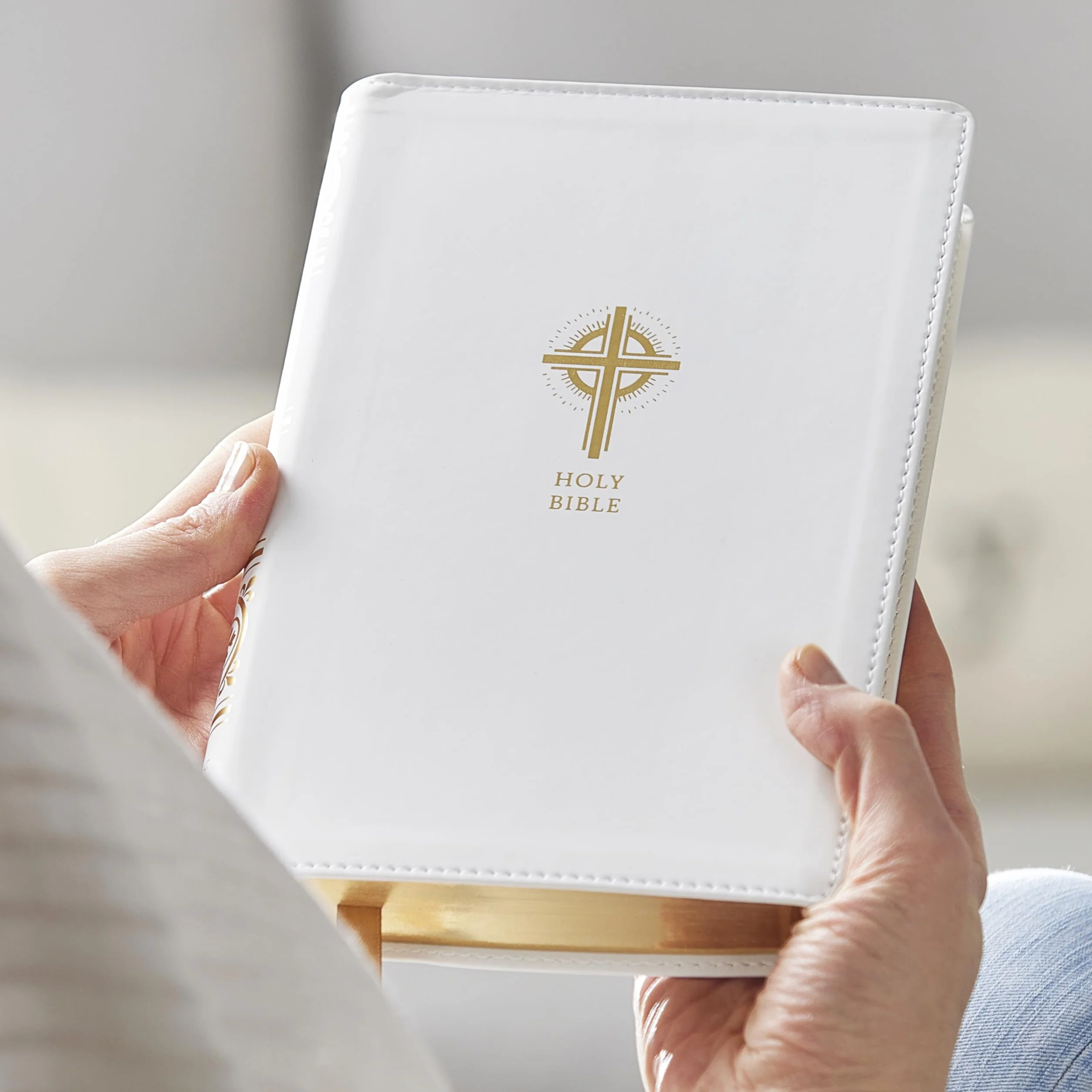Nrsvce Sacraments of Initiation Catholic Bible, White Leathersoft, Comfort Print: New Revised Standard Version, White, Leathersoft, Catholic Commemorative Edition, Anglicised Text
