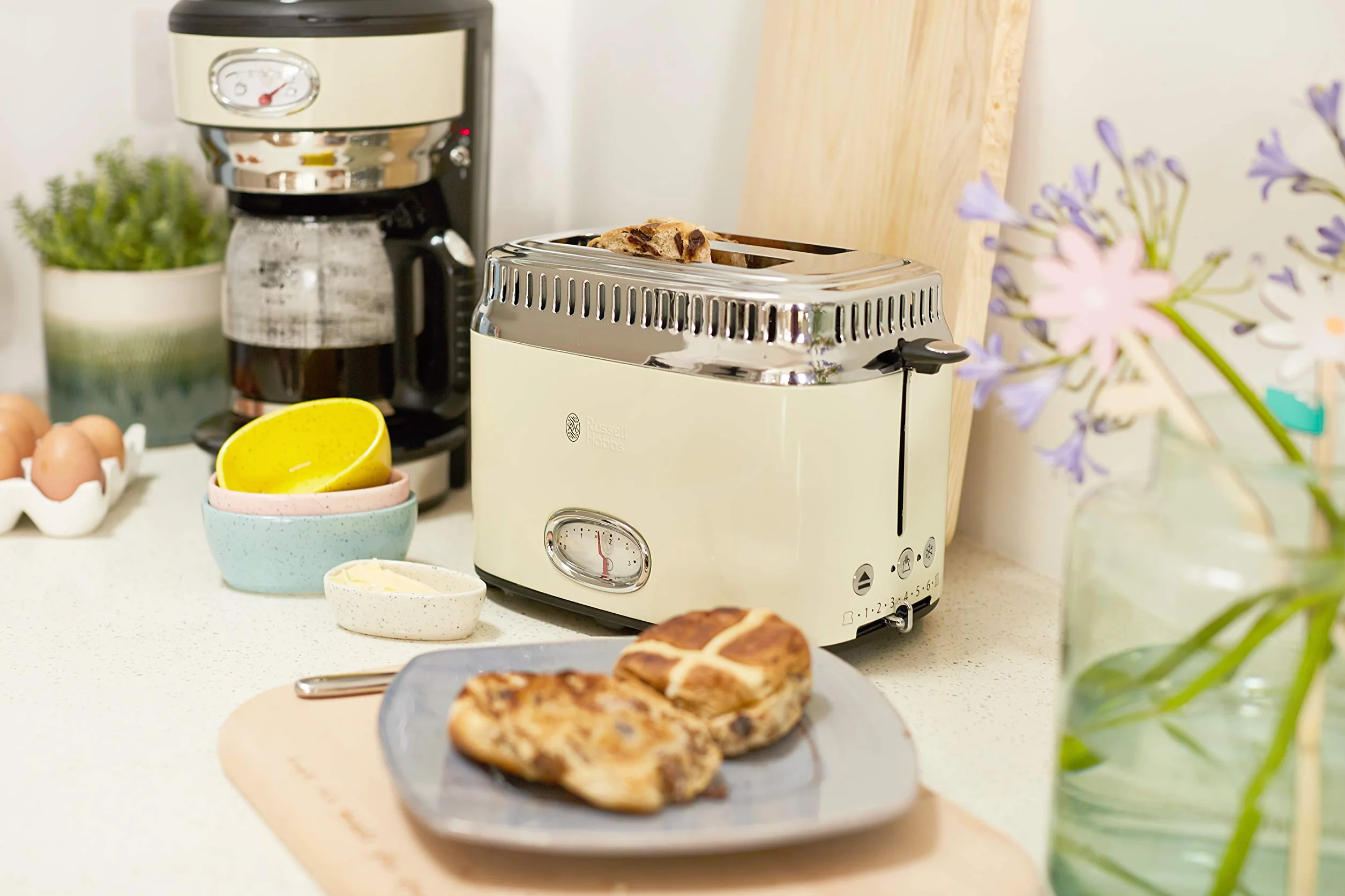 Russell Hobbs toster, szerokie otwory, regulacja stopnia pieczenia, funkcja podnoszenia tostów, funkcja rozmrażania, wskaźnik temperatury, tacka na okruchy, moc 1300W, kremowy, Retro Vintage 21682-56