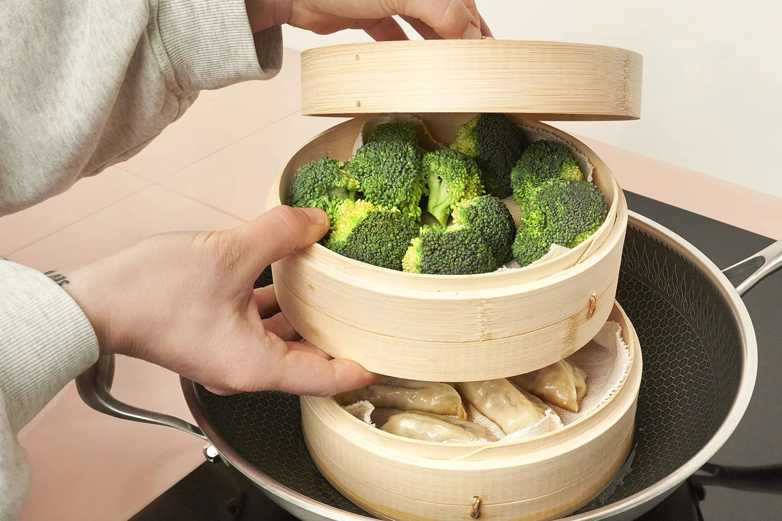 Reishunger Tradycyjny bambusowy parowar dla 4 osób (Ø 25 cm, 2 poziomy) do ryżu, deserów, warzyw, ryb i mięsa – urządzenie do przygotowywania dumpling Maker w zestawie z 2 bawełnianymi ściereczkami