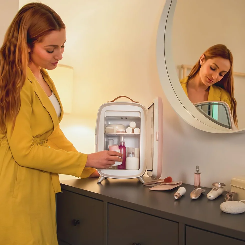 Cecotec Mini Lodówka Kosmetyczna 6L CoolingBeauty 6000 Mirror Rose. Mini lodówka z zewnętrznymi lustrzanymi drzwiami, LED Lud z 3 intensywnościami, chłodzenie do 10ºC
