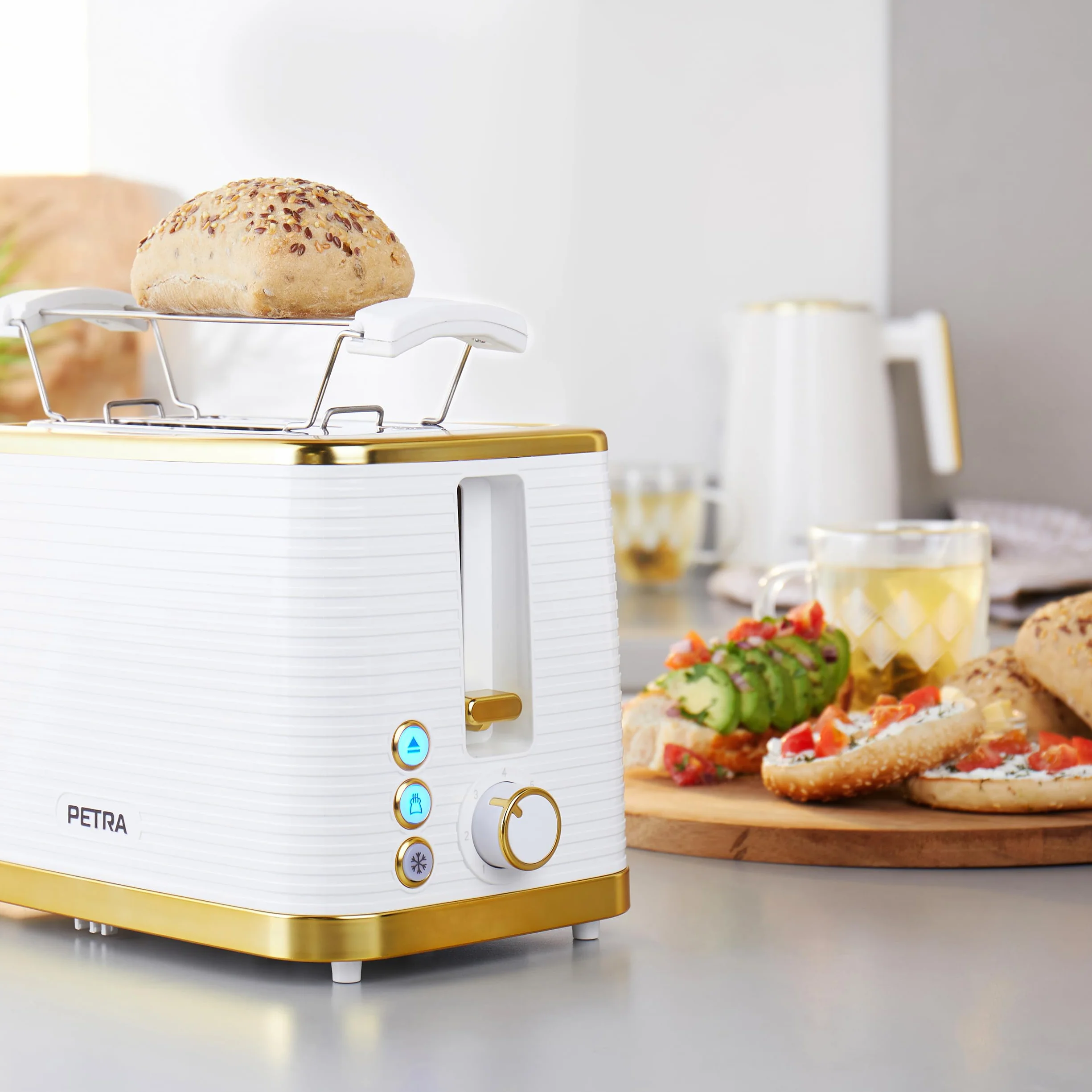 Petra PT5032WVDE Toster na 2 grzanki – z rusztem do podgrzewania, funkcja rozmrazania, podgrzewania i anulowania, tacka na okruszki, 7 poziomami czasu opiekania i wskaznikami, 930 W, bialy/zloty