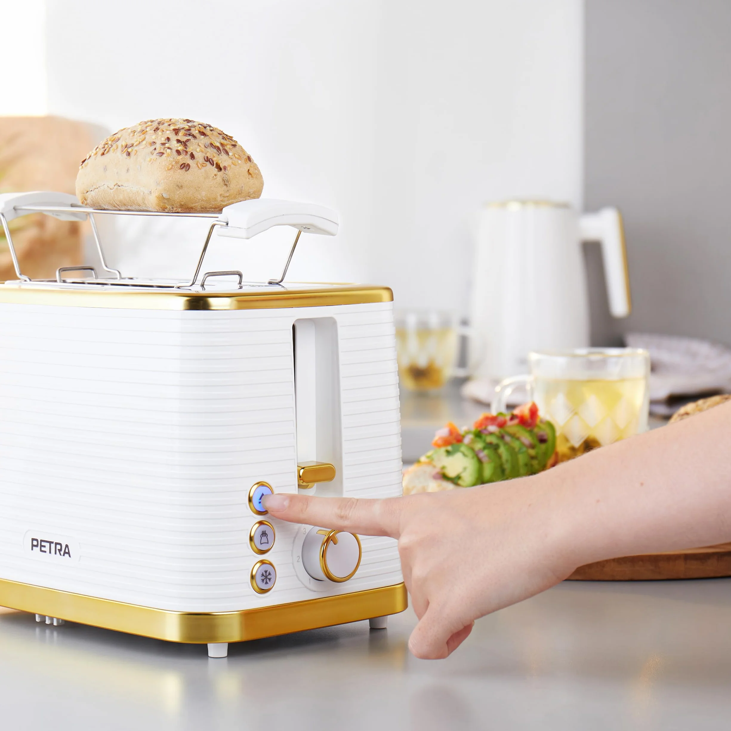 Petra PT5032WVDE Toster na 2 grzanki – z rusztem do podgrzewania, funkcja rozmrazania, podgrzewania i anulowania, tacka na okruszki, 7 poziomami czasu opiekania i wskaznikami, 930 W, bialy/zloty