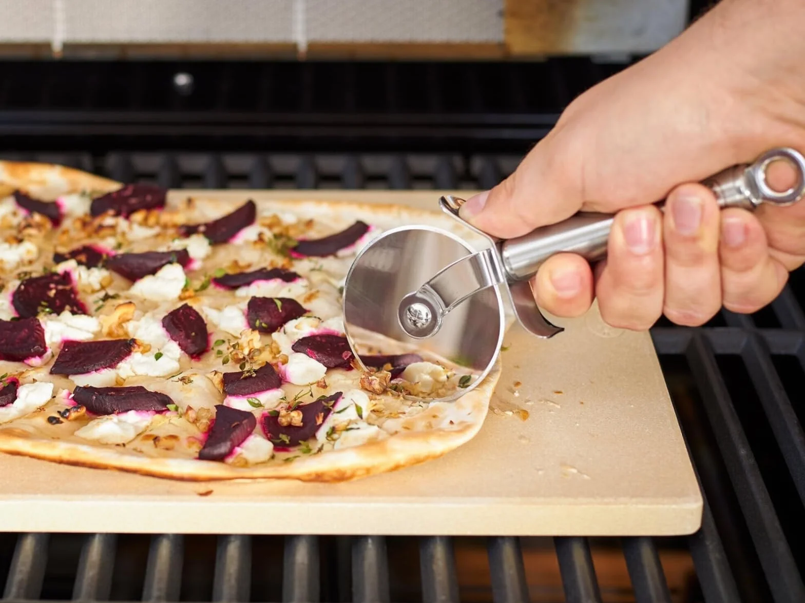 RÖSLE Nóż do pizzy, wysokiej jakości nóż do pizzy ze stabilnym kółkiem, obustronnie szlifowane ostrze, ochrona dłoni, stal nierdzewna 18/10