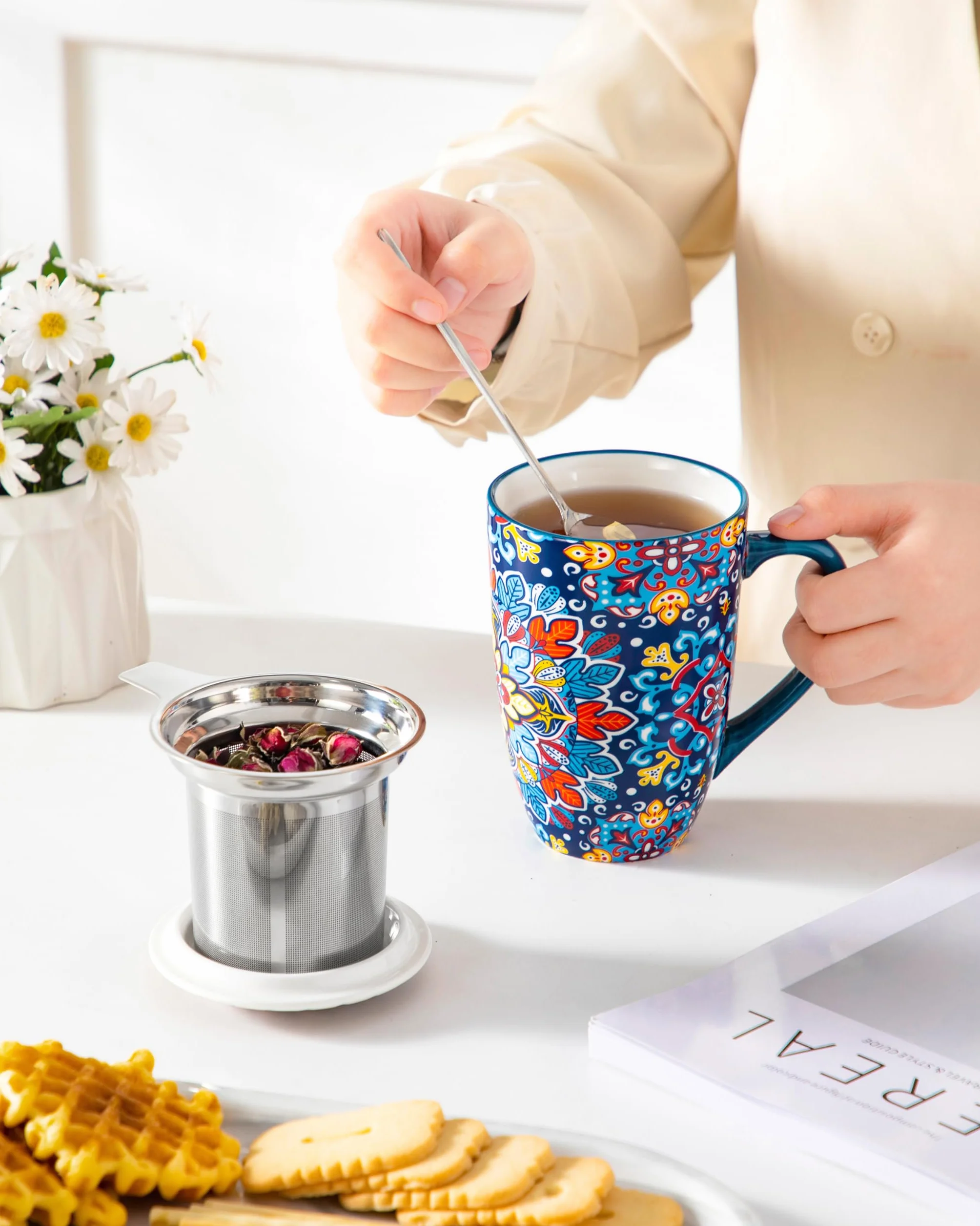 vancasso Filiżanka do herbaty z pokrywką i sitkiem, 540 ml, ceramiczna filiżanka do herbaty, duża, piękna filiżanka z sitkiem, na herbatę sypką, nadaje się do mycia w zmywarce i używania w kuchence