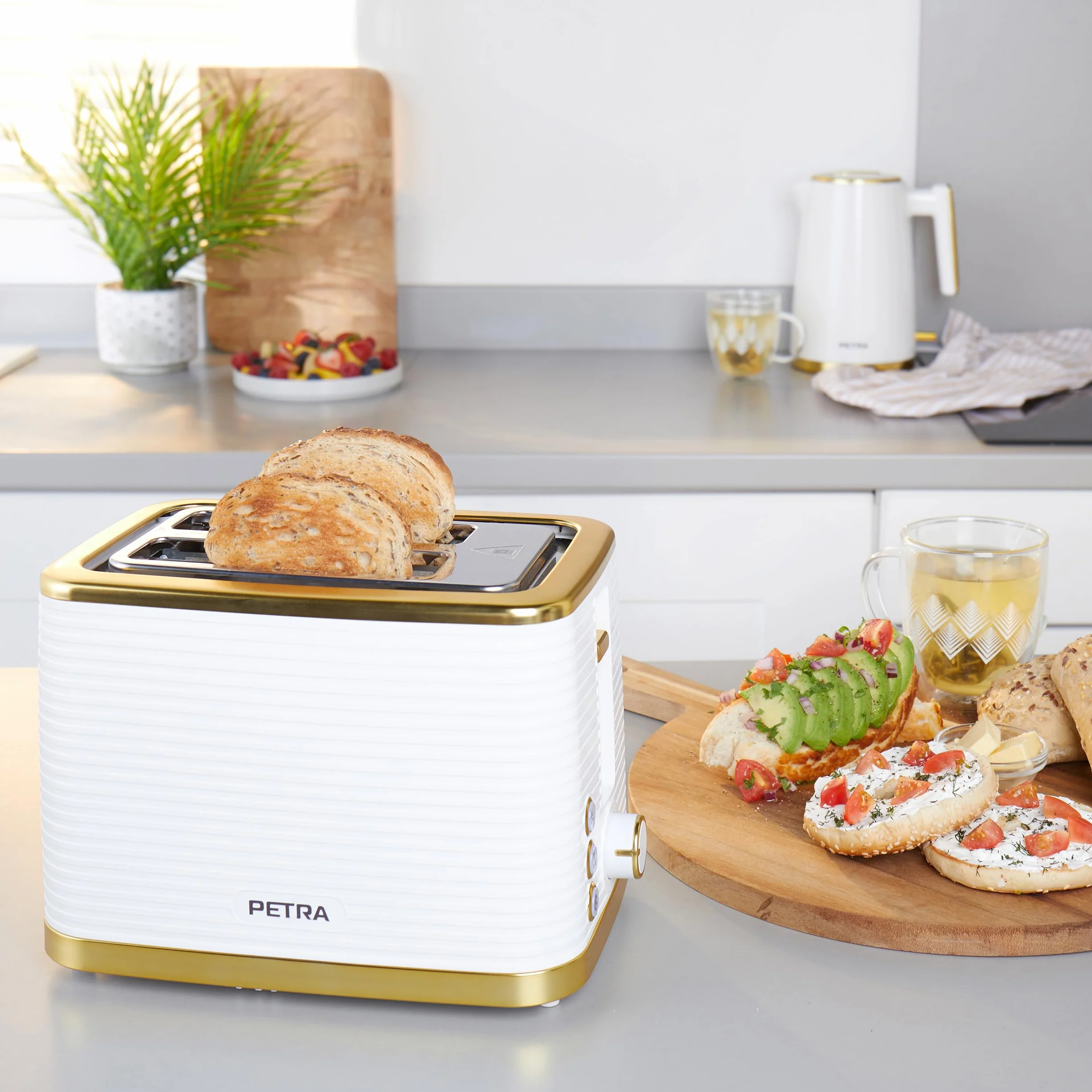 Petra PT5032WVDE Toster na 2 grzanki – z rusztem do podgrzewania, funkcja rozmrazania, podgrzewania i anulowania, tacka na okruszki, 7 poziomami czasu opiekania i wskaznikami, 930 W, bialy/zloty