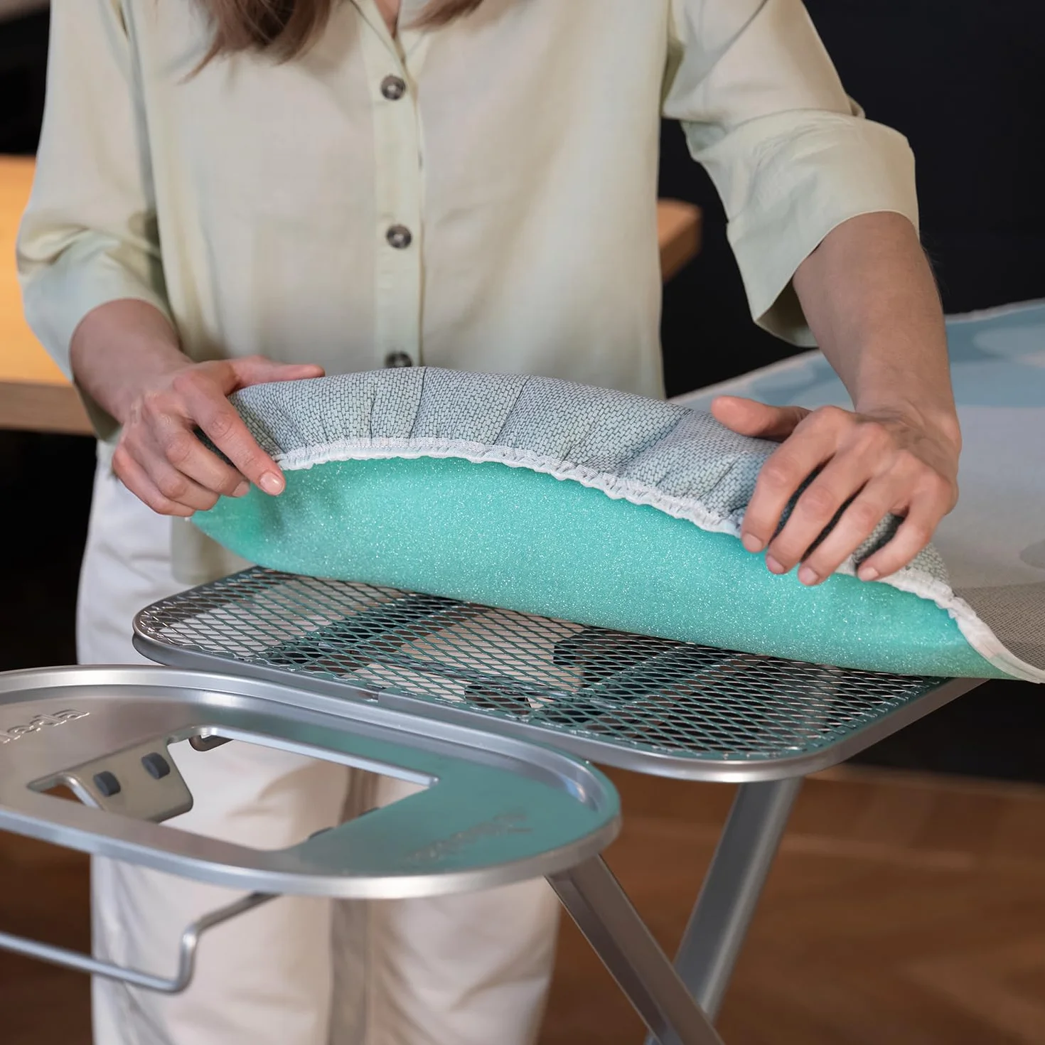 Vileda Ultra Fresh pokrowiec na deskę do prasowania, antybakteryjny pokrowiec przeciwko rozwojowi bakterii, do desek do prasowania 110-130 cm x 30-45 cm, kolor szaro-niebieski