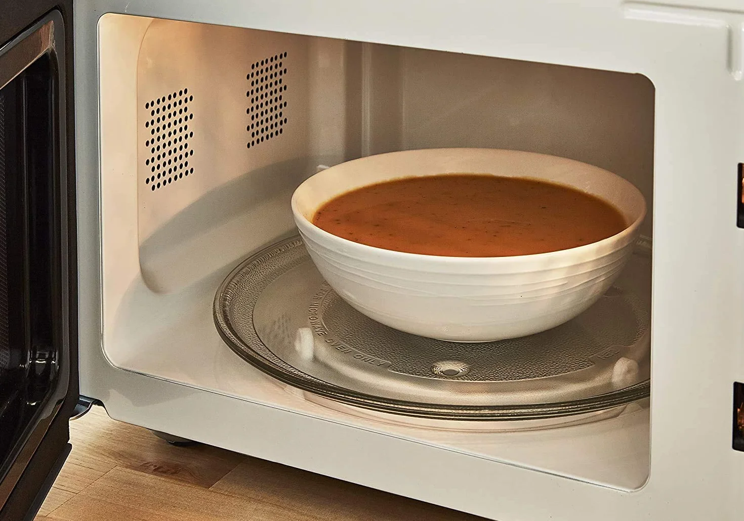 Swan Nordic cyfrowa kuchenka mikrofalowa 20 l, 6 poziomów pracy, moc 800 W, timer 30 minut, łatwe czyszczenie, tryb rozmrażania, nowoczesne wzornictwo, efekt drewna, kolor zielony matowy