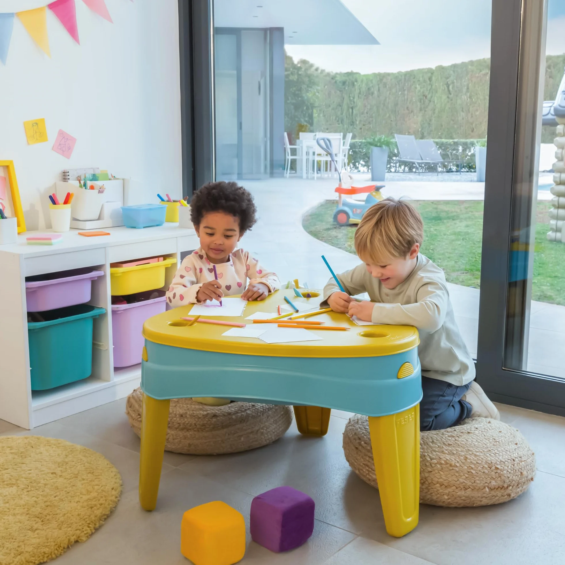 FEBER Casual Play Table, Stół do zabaw 3 w 1, Stolik dziecięcy do ogrodu zewnętrznego, 3 przegródki na wodę, piasek i rysunki, w zestawie akcesoria do gier, +2 lata, Famosa (FEU14000)